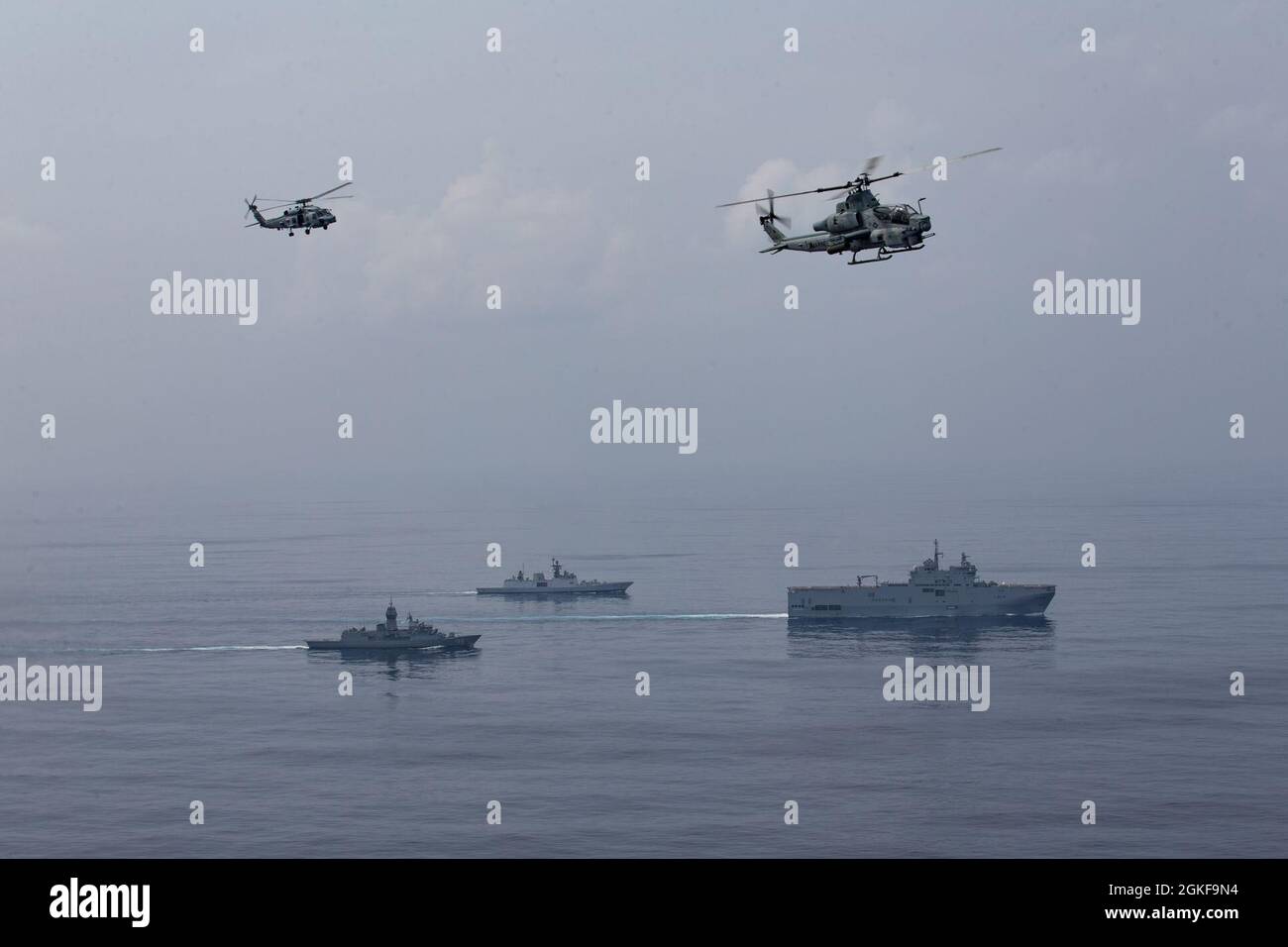 210407-M-JX780-1776 BAY OF BENGALA (7 aprile 2021) – in senso orario, dall'alto a sinistra, un falco marino della Royal Navy australiana MH-60 e un falco marino degli Stati Uniti AH-1Z Viper assegnato al mezzo marino Tiltrotor Squadron 164 (rinforzato), 15° unità di spedizione marina, sorvolano la nave marina francese FS Tonnerre (L9014), La Marina francese la Fayette-classe fregata, Surcouf (F711), e la Marina reale australiana, HMAS Anzac (FFH 150), mentre le navi manovrano in formazione attraverso la baia di Bengala durante la Perouse 2021. La nave portuale per il trasporto anfibio USS Somerset (LPD 25) fa parte del Makin Island Amphibious Ready G. Foto Stock