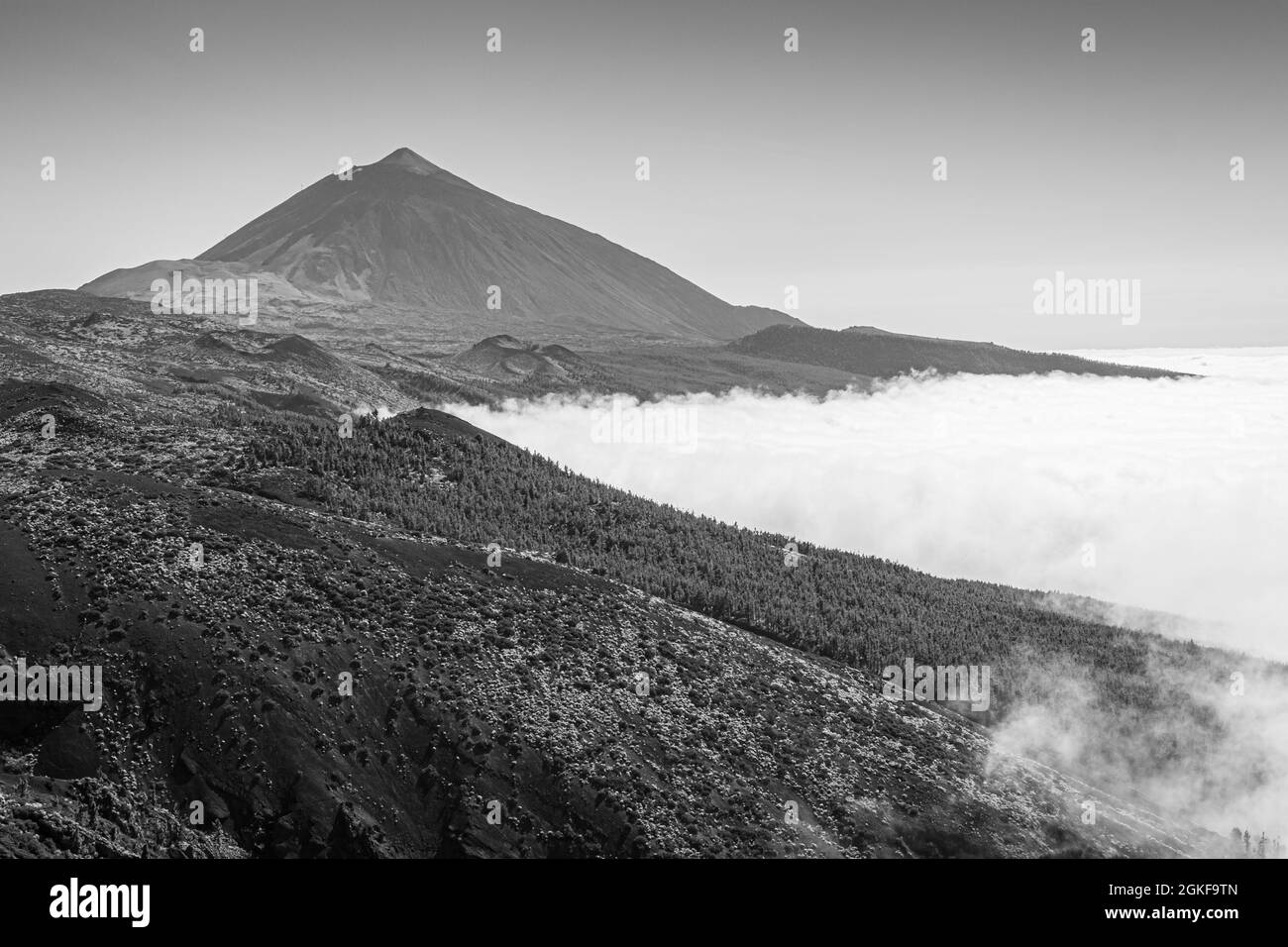 Il vulcano Teide ha visto sopra le nuvole. Foto Stock