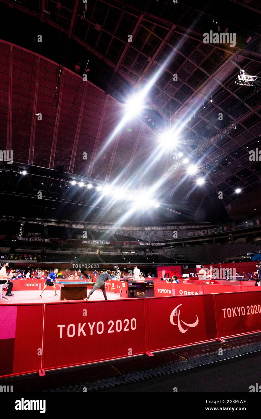 TOKIO (SHIBUYA-KU), GIAPPONE - AGOSTO 26: Übersicht der Halle am Tag (2) der Paralympics (Paralympische Spiele) Tokio 2020 waehrend der Para-Tischtennni Foto Stock