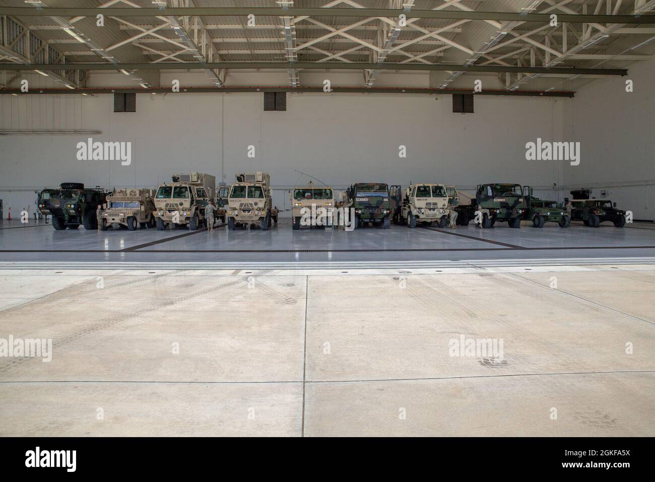 Soldiers with Echo Battery, 3rd Air Defense Artillery Regiment condurre tirfone preparazione formazione sulla Andersen Air Force base, Guam, 7 aprile 2021. L'addestramento consisteva nel spostare i loro veicoli e attrezzature pesanti nel portaerei base del corpo Marino Camp Blaz. Una formazione come questa offre ai membri del servizio l'opportunità di praticare e trovare soluzioni innovative in un ambiente strutturato per essere preparati in caso di emergenza. Foto Stock