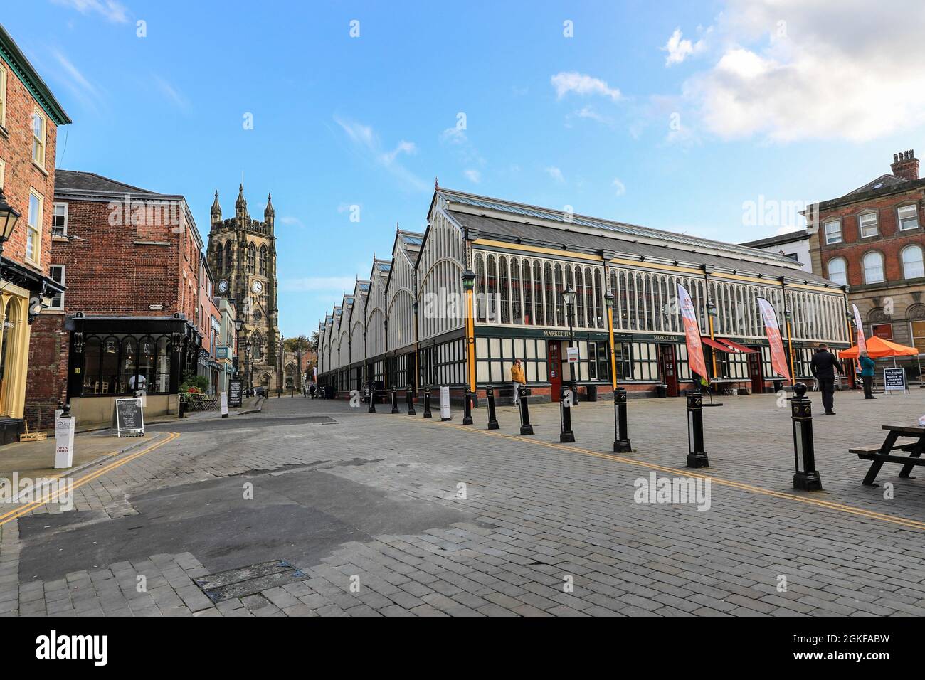 Il Glassed Victorian Market Hall e St Mary's Church, Stockport, Manchester, Inghilterra, Regno Unito Foto Stock