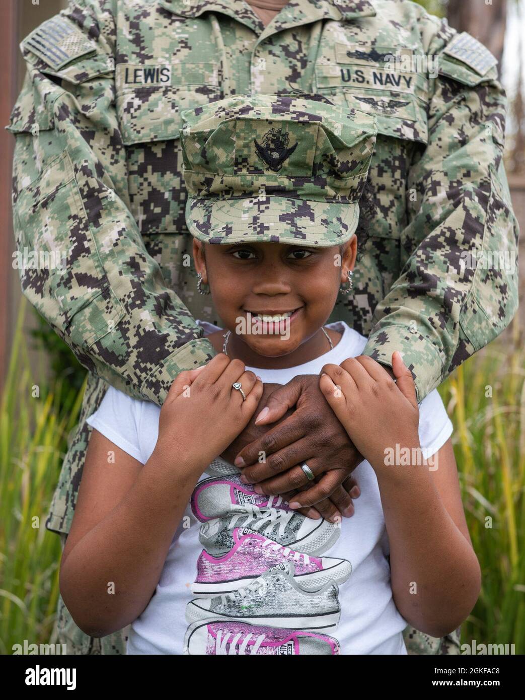 210407-N-XL056-1051 MURRIETA, California (7 aprile 2021) Londra Lewis, un bambino militare, pone per una foto che evidenzia il mese del bambino militare. Aprile è designato come mese del bambino militare per riconoscere i bambini militari per il loro sacrificio, coraggio, resilienza e forza sul homefront. Foto Stock
