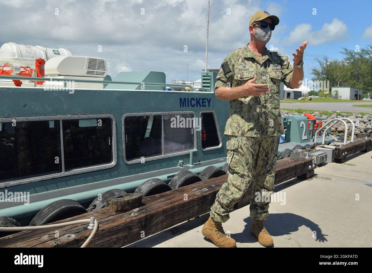 DIEGO GARCIA, British Indian Ocean Territory (07 aprile 2021) – Capt. Joel G. Stewart, il commodore della preposizione marittima navi Squadron due, dà un discorso in onore di Michael “Mickey” Spillane durante la cerimonia di denominazione della barca il 7 aprile 2021. Mickey fu il direttore del Servizio di United Seaman su Diego Garcia e passò a casa sua sull'isola il 22 dicembre 2020. Foto Stock