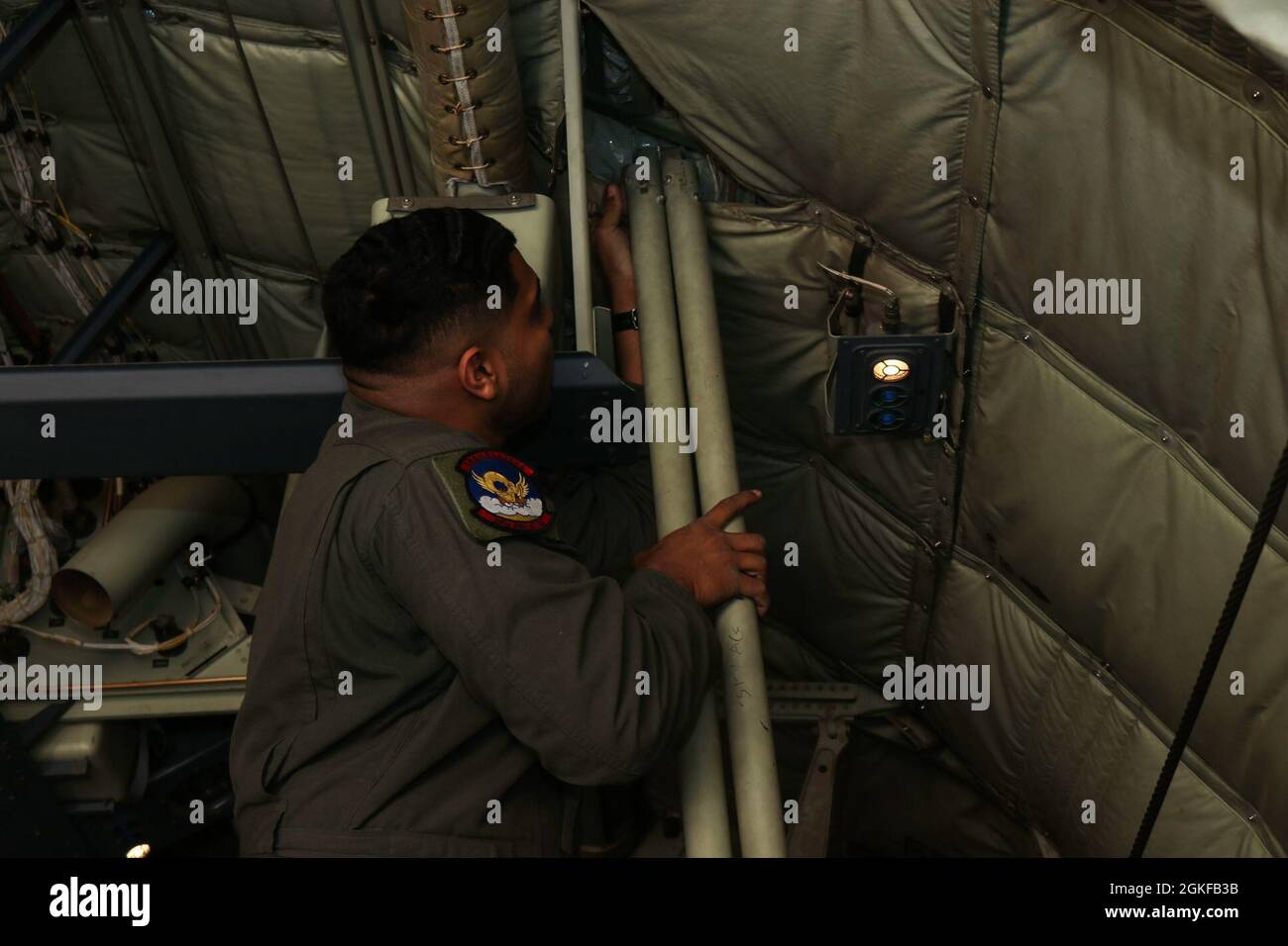 Senior Airman Richard Reyes, 39th Airlift Squadron loadmaster, si aggancia un A-frame all'interno di un C-130J Super Hercules durante l'esercizio grossolano Grit a ft. Bliss, Texas, 7 aprile 2021. Un Telaio A contiene le linee di cavi di ancoraggio utilizzate dal personale per il paracadute da un aeromobile. Foto Stock