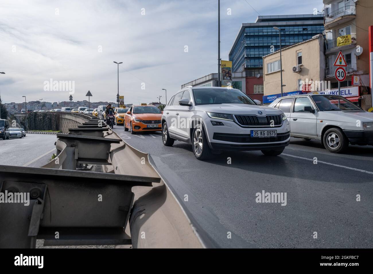 Beyoglu, Istanbul, Turchia - 03.12.2021: Vista ad angolo basso di automobili e veicoli che si avvicinano verso l'autostrada dalla strada di accesso in ingorgo Foto Stock