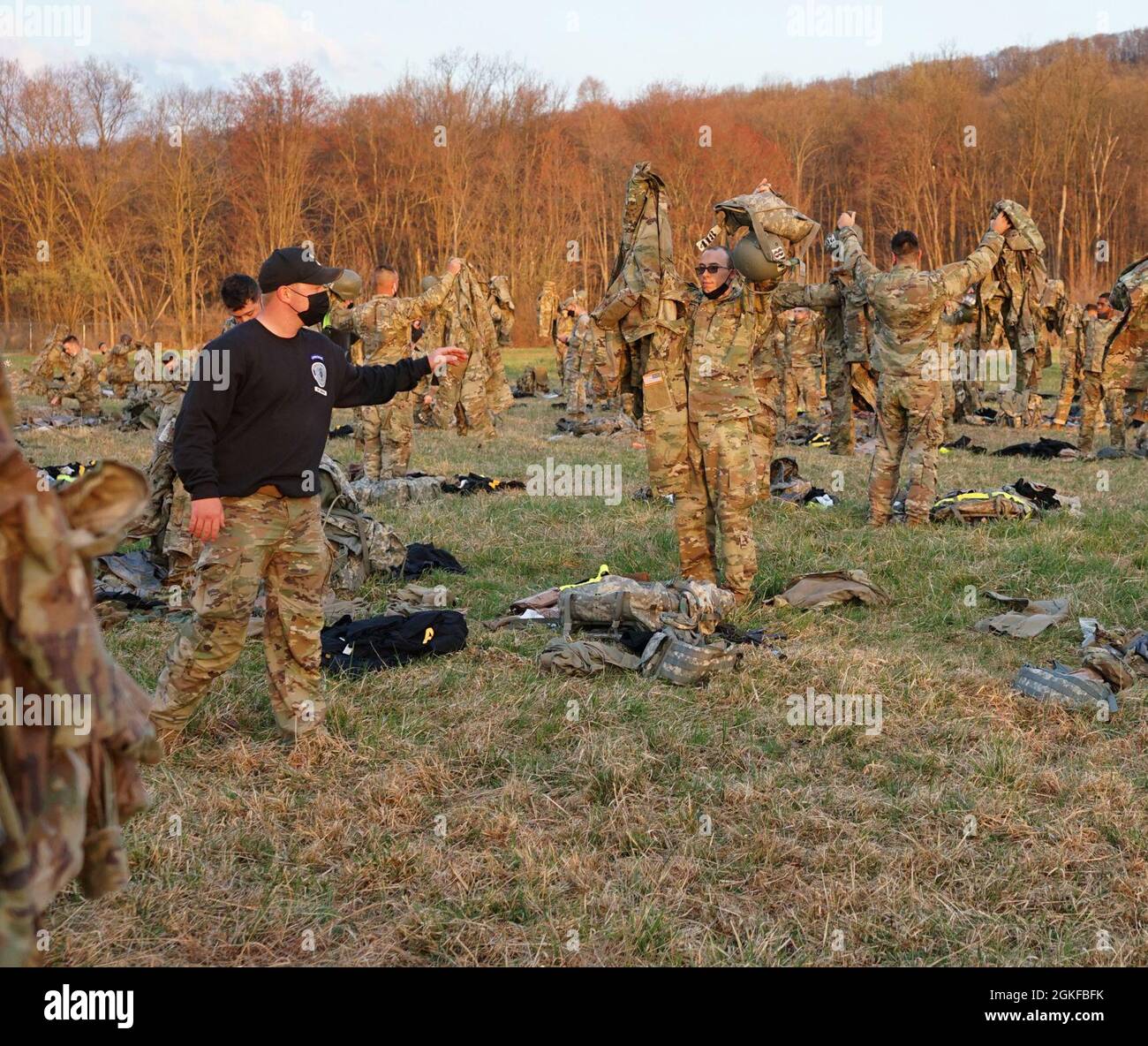 Un istruttore del National Guard Warrior Training Center verifica che il Soldier abbia l'attrezzatura adatta durante il layout della borsa della scuola Air Assault dell'8 aprile 2021. Air Assault School è un corso di 10 giorni progettato per preparare i soldati per le missioni di inserimento, evacuazione e pathfinder che richiedono l'uso di elicotteri multifunzionali per il trasporto e l'assalto. Foto Stock