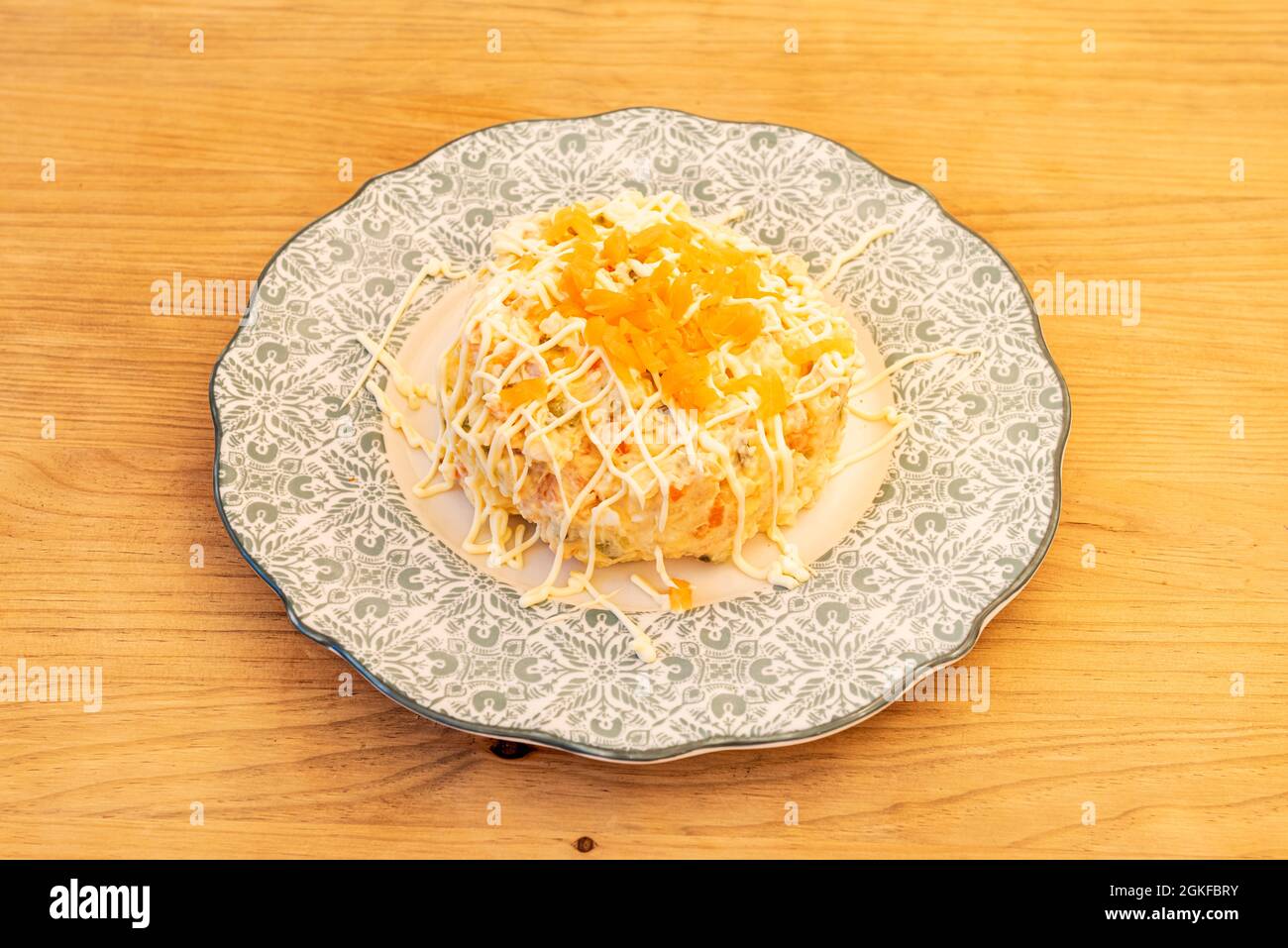 Tipica insalata russa di tapas spagnole servita in un bellissimo piatto di tonalità verdi Foto Stock