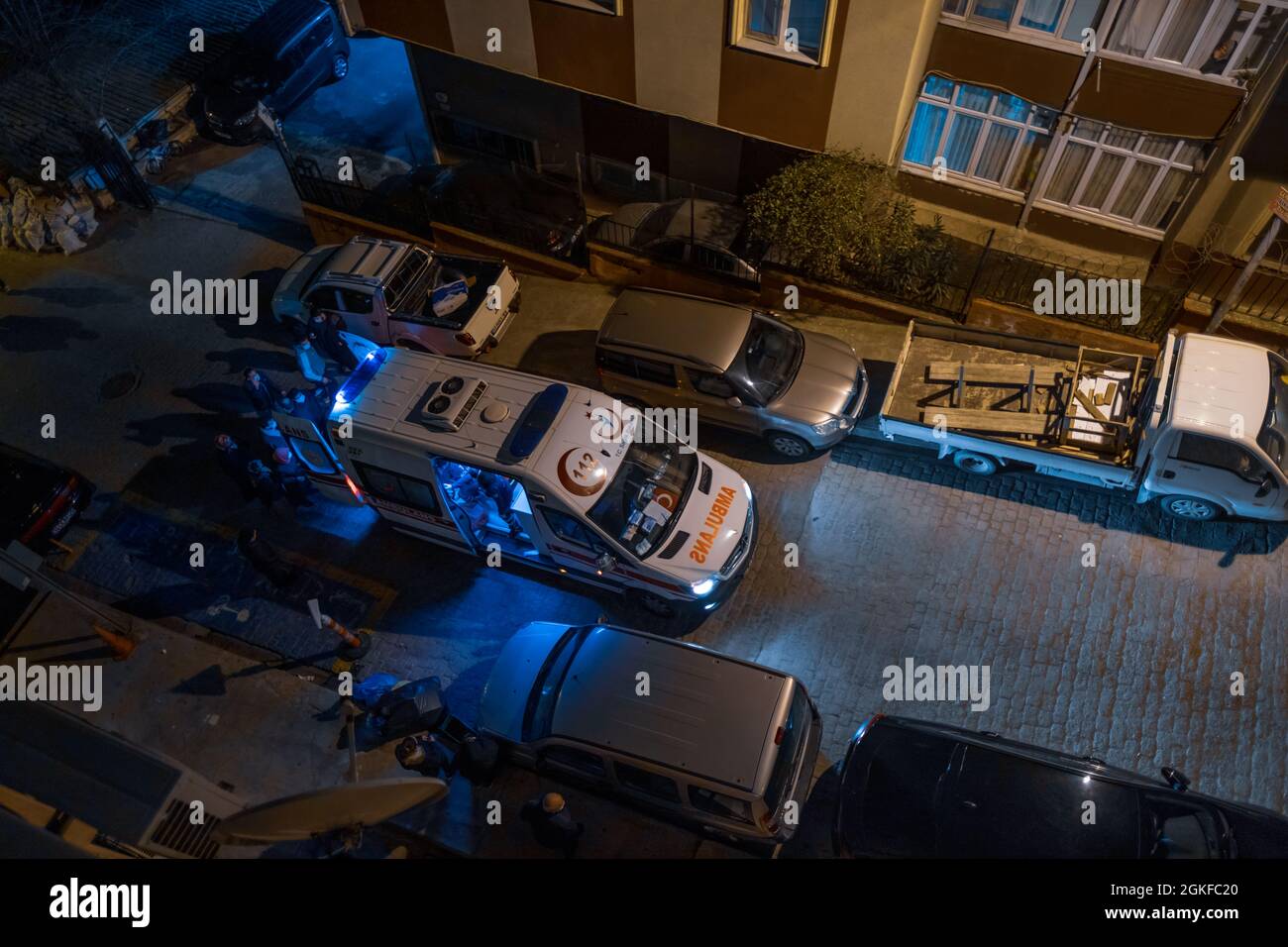 Taksim, Istanbul, Turchia - 03.14.2021: Un’ambulanza turca che porta un paziente mentre è in servizio per le strade secondarie vicino all’ospedale di Taksim, situato intorno allo stretto Foto Stock