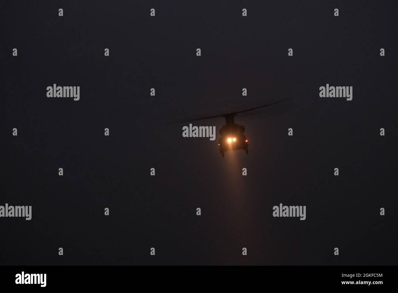 Un elicottero CH-47 Chinook, gestito da soldati con la 28a Brigata aerea da combattimento, ritorna in un campo aereo nella 28a area operativa dell'ECAB in Medio Oriente dopo una missione notturna. Foto Stock