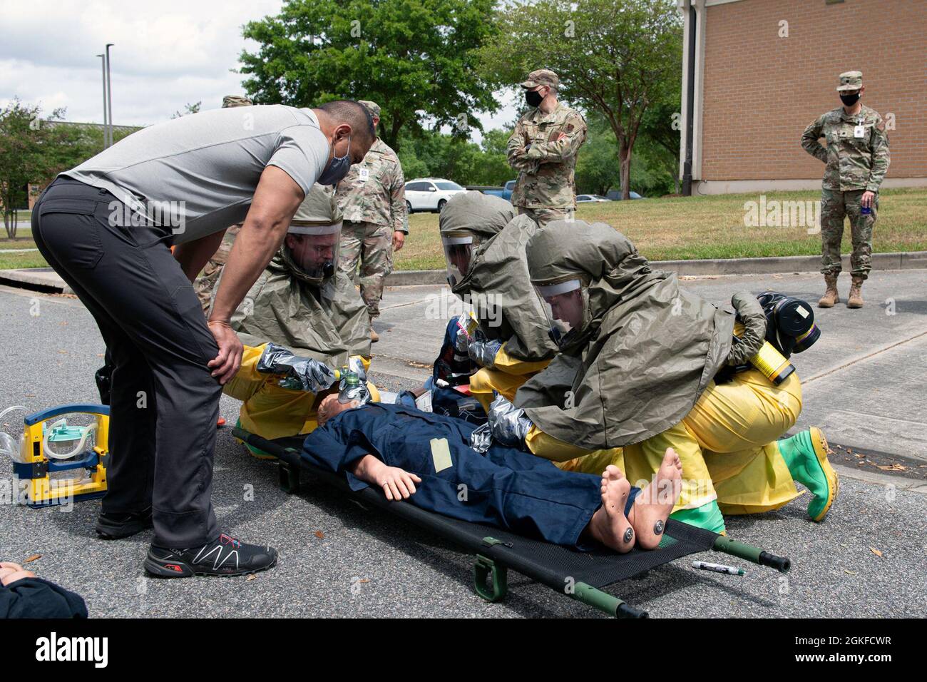 Gli aerei dell'aeronautica degli Stati Uniti con il 23d Medical Group eseguono il triage su un paziente fittizio durante una valutazione delle loro abilità, 8 aprile 2021, alla base dell'aeronautica di Moody, Georgia. 23d MDG Airmen ha attraversato un corso di tre giorni che ha culminato con una valutazione cronometrata delle loro abilità. Foto Stock