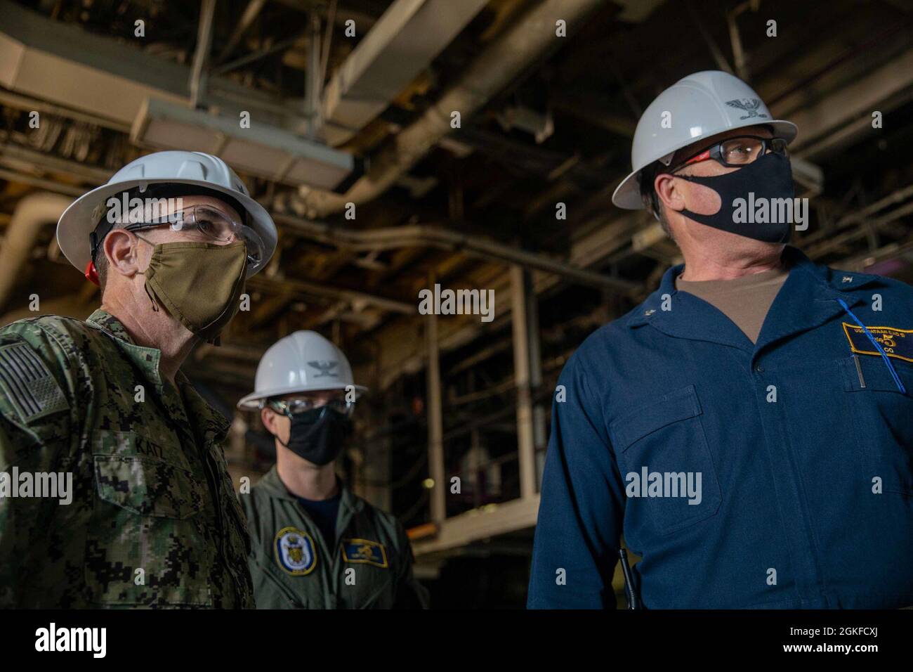 210408-N-LZ839-1069 PORTSMOUTH, VIRGINIA. (8 aprile 2021) - ADM posteriore. Robert Katz, Comandante Expeditionary Strike Group 2, il Capitano Bryan Carmichael, Comandante ufficiale della USS Bataan (LHD 5), e il Capitano Joe Murphy, Executive Officer della USS Bataan (LHD 5), visitano la nave l'8 aprile 2021. Bataan è in porto presso il cantiere navale General Dynamics NASSCO per una disponibilità di manutenzione. Foto Stock