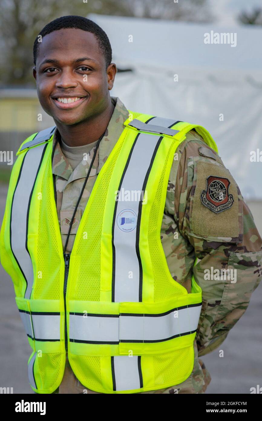 Il Senior Airman dell'aeronautica statunitense Josiah Sellars, un nativo di New York e tecnico farmaceutico con il diciannovesimo Squadrone di pronto medico operativo di stanza alla base dell'aeronautica di Little Rock, Arkansas, assegnato al secondo distaccamento, il 64esimo Gruppo di spedizione aerea, si pone durante una pausa presso il Centro di vaccinazione comunitaria di Gary, Indiana, 8 aprile 2021. Sellars fa parte di un gruppo di personale dell'aeronautica degli Stati Uniti che sosterrà gli sforzi di vaccinazione. La sua responsabilità principale è quella di fornire assistenza medica e di registrazione ai membri della comunità nei centri di vaccinazione. Sellars assicura la piselli Foto Stock