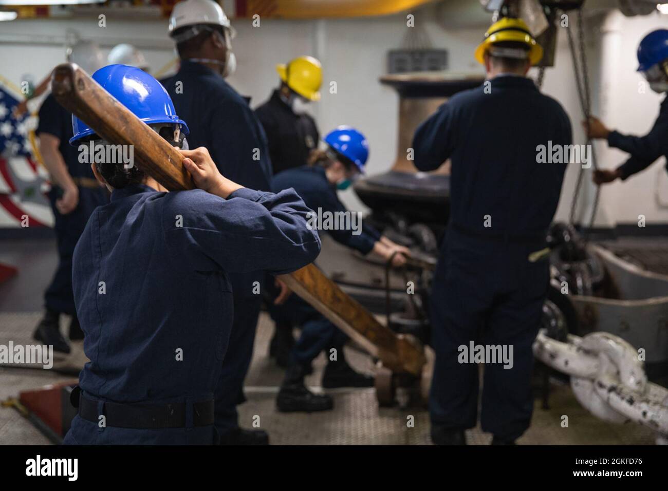 210408-N-MZ836-1063 OCEANO ATLANTICO (8 aprile 2021) i compagni di Boatswain hanno assegnato la nave d’assalto anfibio di classe Wasp USS Kearsarge (LHD 3) lavorano insieme per bloccare la catena di ancoraggio lato porto durante una valutazione di addestramento della nave da mare l’8 aprile 2021. Kearsarge, sede della Naval Station Norfolk, è in corso di certificazione per le operazioni in mare. Foto Stock