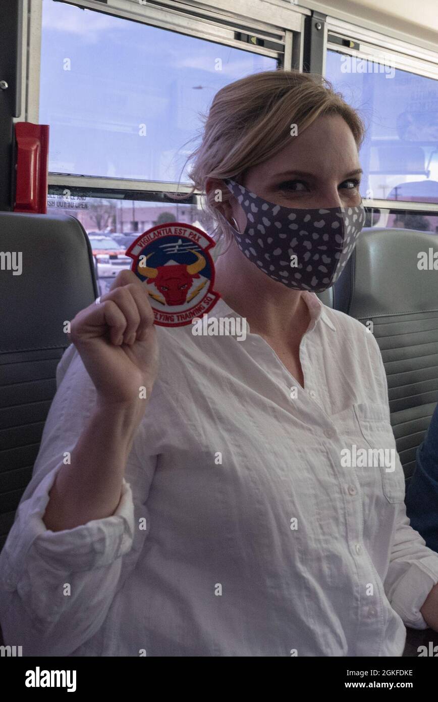 Il rappresentante americano Ashley Hinson mostra la sua 87a patch Flying Training Squadron durante la sua visita al Team XL l'8 aprile 2021 alla base dell'aeronautica militare di Laughlin, Texas. Rappresentanti degli Stati Uniti Tony Gonzales, Jim Banks, Kelly Armstrong, Kevin Ray Hern, Ashley Hinson, Chris Jacobs, Victoria Spartz e Lloyd Smucker hanno visitato la base e l'area locale per raccogliere informazioni sugli eventi in corso. Foto Stock