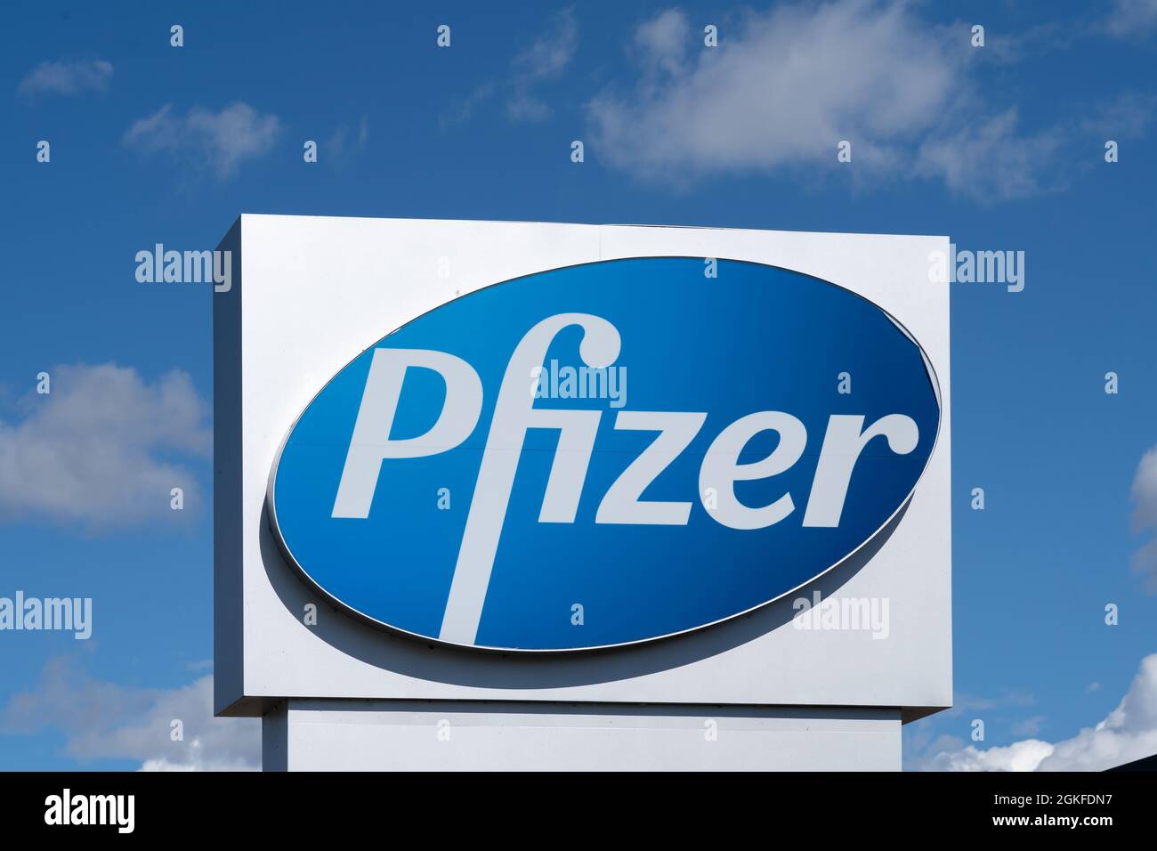 Kirkland, Quebec, Canada - 3 settembre 2021: Primo piano del segno di Pfizer con il cielo blu sullo sfondo. Foto Stock