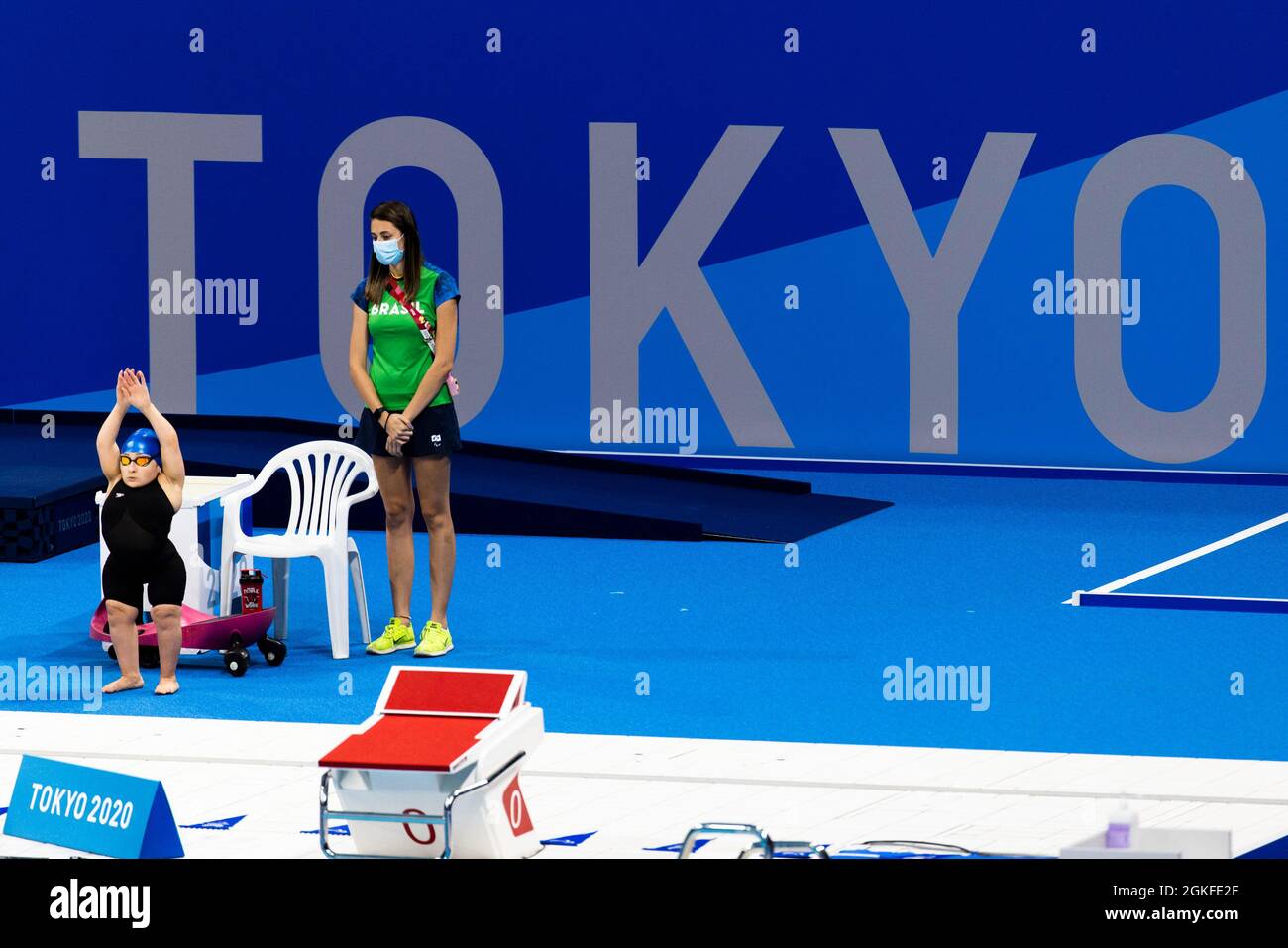 TOKIO (KOTO-KU), GIAPPONE - AGOSTO 27: Featurebild, eine Schwimmerin waermt sich auf am Tag (3) der Paralympics (Paralympische Spiele) Tokio 2020 waehr Foto Stock