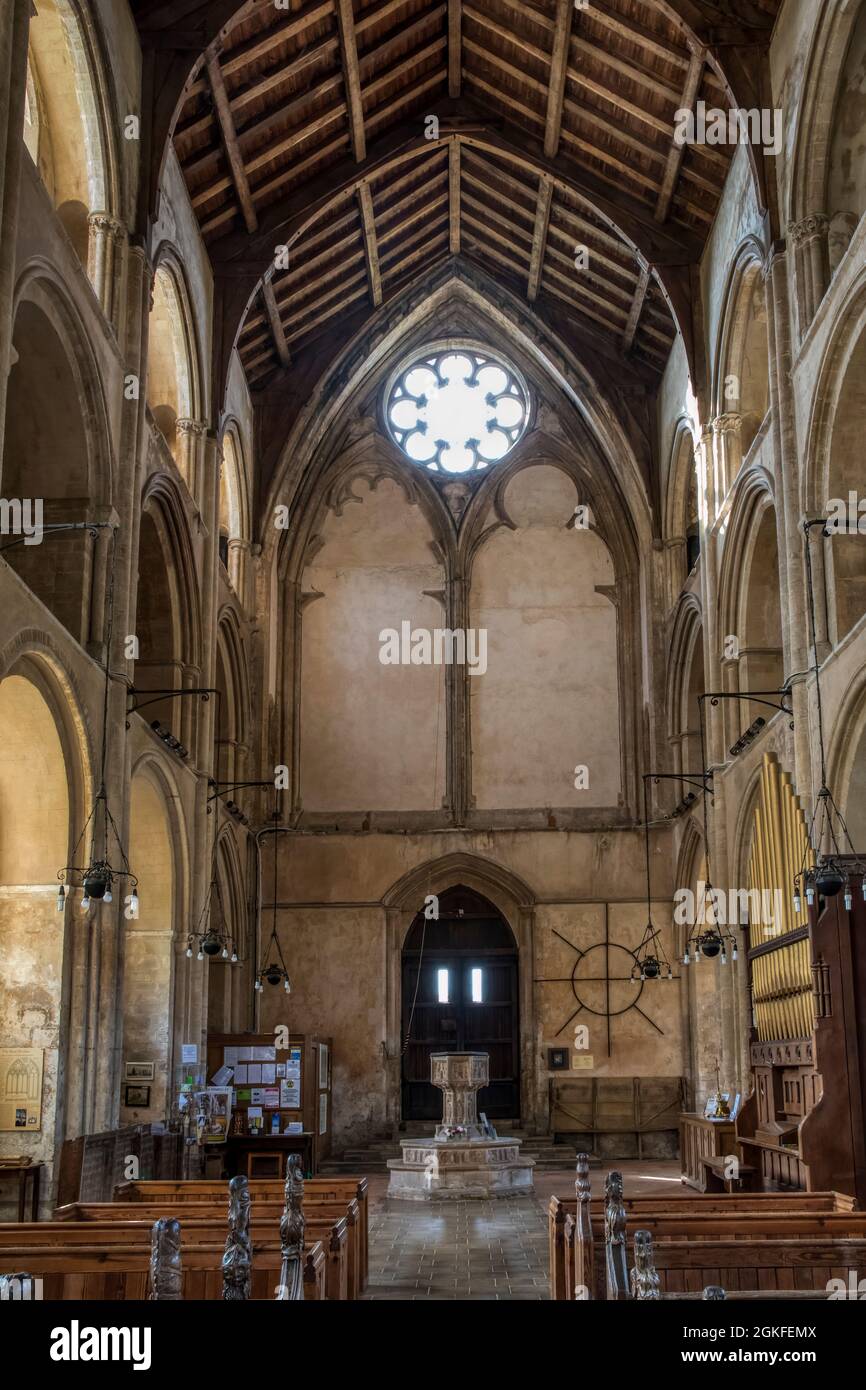 Vista interna lungo la navata a ovest e il font di Binham Priory, Norfolk. Foto Stock