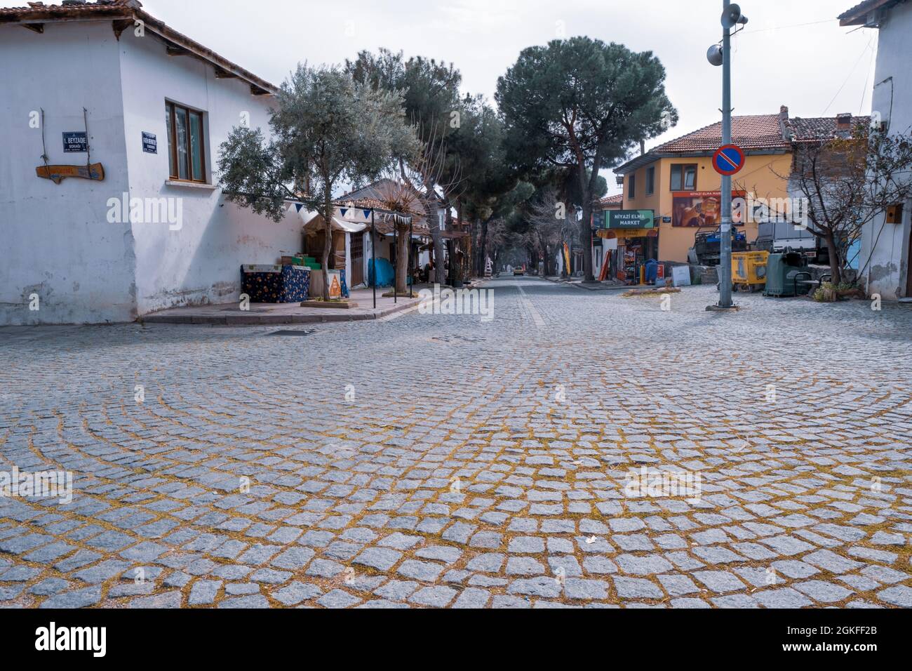 Birgi, Izmir, Turchia - 03.09.2021: Birgi centro villaggio e piazza con ciottoli e mercati locali Foto Stock