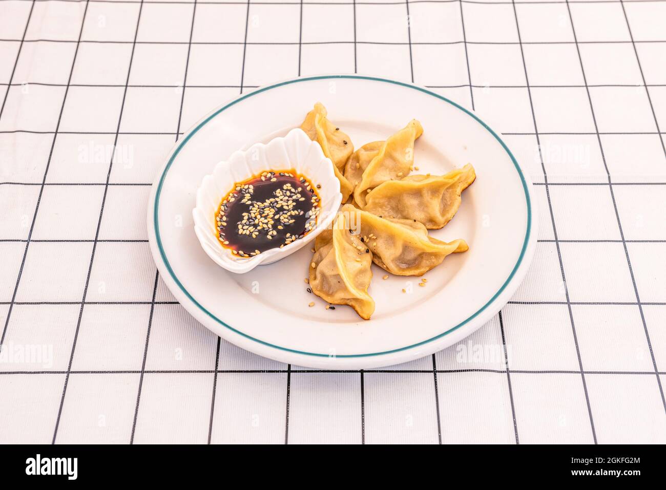 Gnocchi cinesi, dim sum, farciti con carne di maiale e verdure al vapore in un ristorante cinese Foto Stock