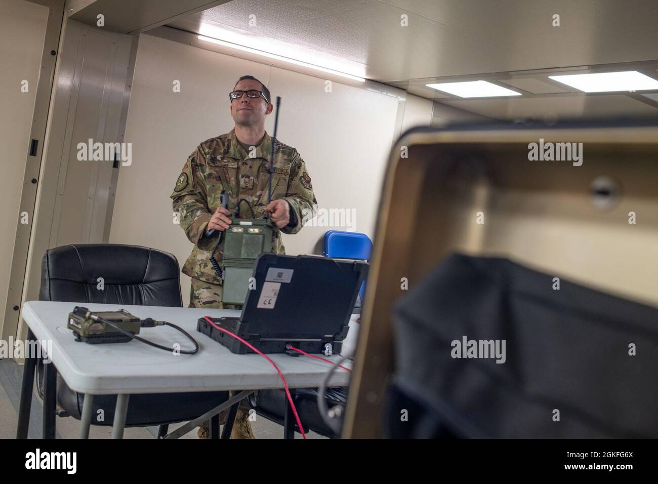 Tecnologia. SGT. Ronald Holey, uno specialista delle trasmissioni in radiofrequenza con il 137a ufficio OPSCOMM (Special Operations Support) di Squadron, utilizza UNA RADIO MULTIBANDA multibanda multibanda (MBMMR) AN/PRC-117 per configurare e controllare la funzionalità radio-over-IP. Una volta configurato e collegato tramite il SIE (Special Operations Forces) Information Environment, l'ufficio OPSCOMM può consentire a chiunque faccia parte della missione con una connessione di comunicare via radio l'uno con l'altro in tutto il mondo. Foto Stock