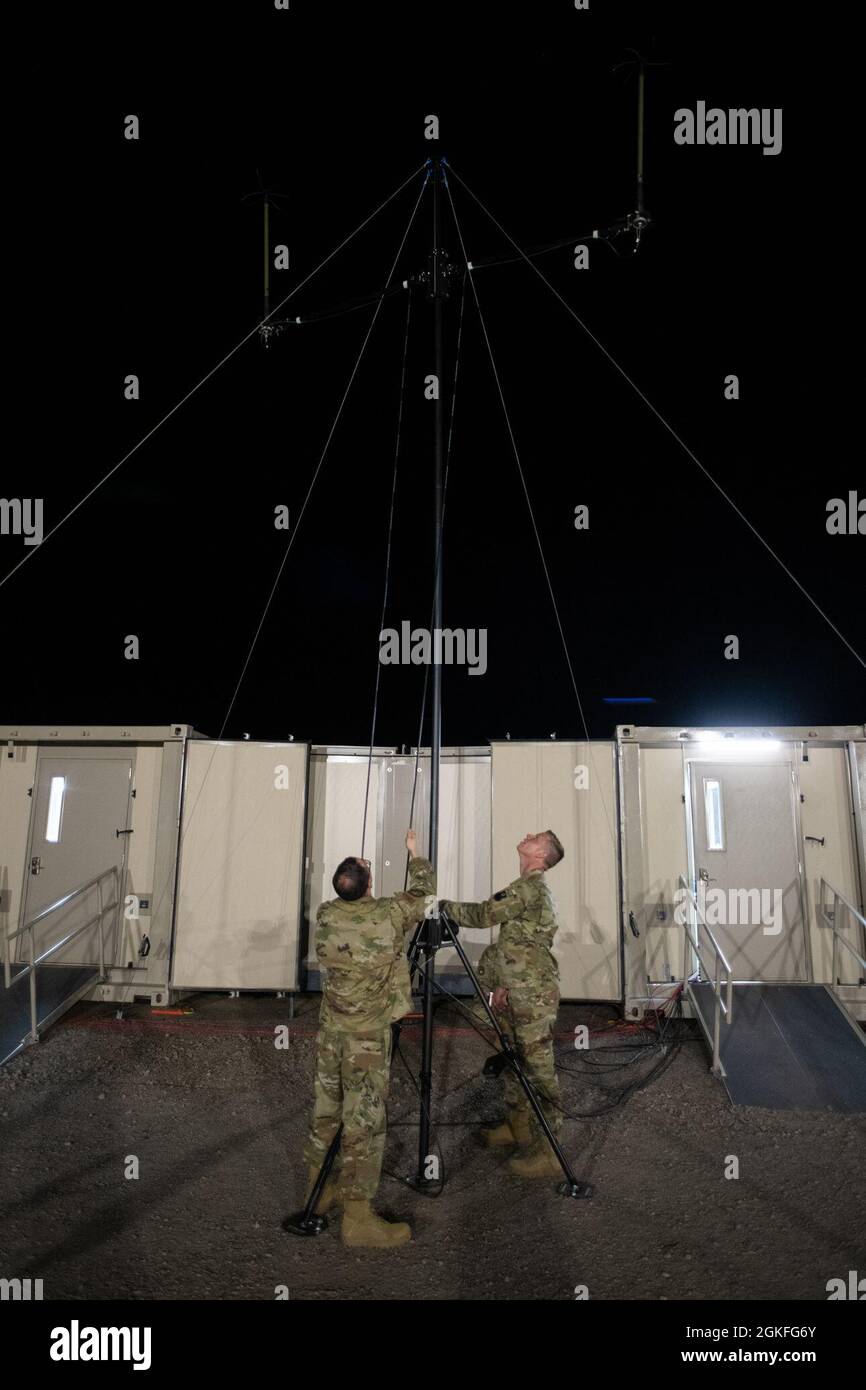Tecnologia. SGT. Ronald Holey (a sinistra), specialista di trasmissioni in radiofrequenza con il 137a ufficio OPSCOMM (Special Operations Support Squadron’s Operations Communications) e il personale Sgt. Shelby Mouton, uno specialista delle operazioni cibernetiche con il 189° Squadrone Intelligence, solleva un'antenna portatile a Razorback Range vicino a Fort Smith, Ark., 8 aprile 2021, come parte di un'attività di sopravvivenza e di funzionamento (ATSO). Il sistema di antenne portatili è leggero, non richiede attrezzi per il montaggio e può essere assemblato in pochi minuti, fornendo comunicazioni tattiche quasi immediate in un'implementazione Foto Stock