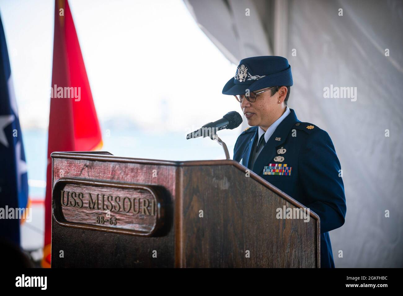 210409-N-XC372-1296 HONOLULU, Hawaii (Apr. 9, 2021) Maj. Love Williamson, Vice Capo del protocollo al comando statunitense Indo-Pacific, officiava una cerimonia di ritiro per il Maj. Gen. Suzanne Vares-Lum, Assistente di mobilitazione al comando statunitense Indo-Pacific. Vares-Lum è stata onorata per oltre 34 anni di servizio. Foto Stock