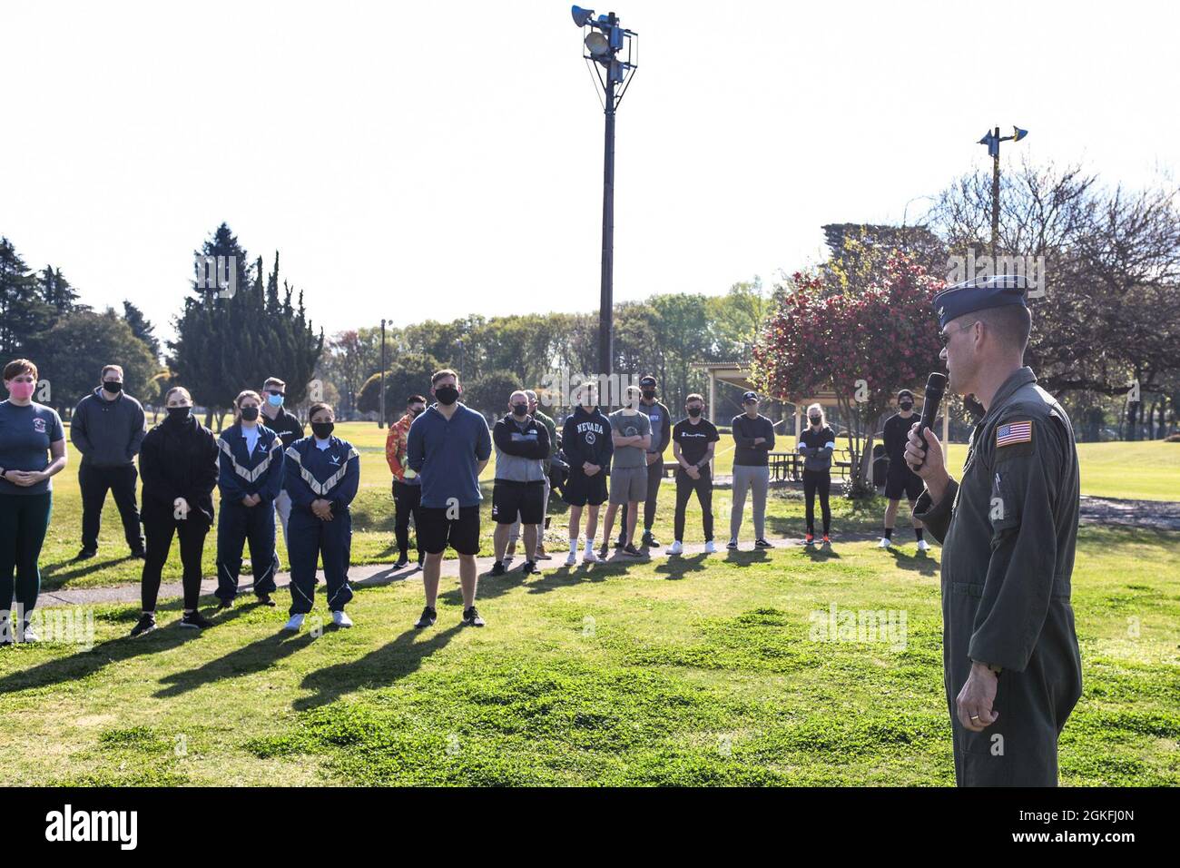 Il col. Andrew Campbell, 374th Airlift Wing Commander, parla durante la memoria dell'Olocausto 5k e cammina vicino al campo da golf Par 3 sulla base aerea di Yokota, Giappone, 9 aprile 2021. Campbell ha parlato dell'importanza di non dimenticare mai l'Olocausto e di come suo padre ha servito durante la seconda guerra mondiale Foto Stock