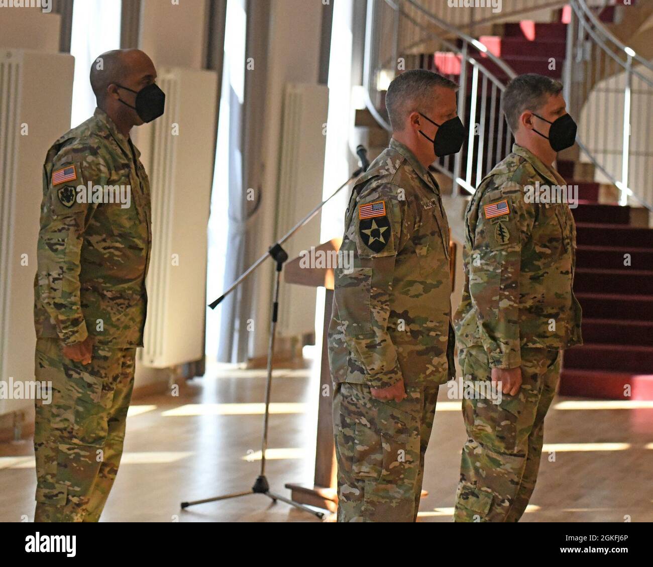 I soldati della US Army Garrison Rheinland-Pfalz sono al centro dell'attenzione durante una cerimonia di Assunzione di responsabilità a Smith Barracks, Baumholder, Germania, 9 aprile 2021. Comando Sgt. Major. Stephen J. LaRocque ha assunto il ruolo di leader senior della USAG Rheinland-Pfalz, supervisionando la missione della guarnigione è di sostenere i servizi di mobilitazione e installazione per consentire la preparazione di un esercito reattivo a livello globale e fornire una casa sicura per la sua comunità e le famiglie . Foto Stock