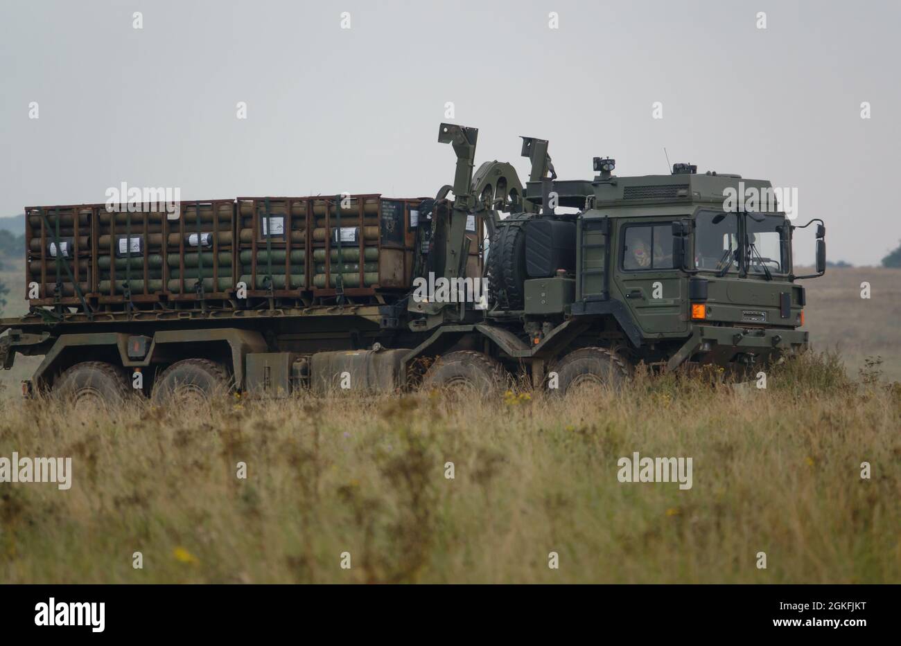 British Army MAN SV 8x8 logistica camion supporto veicolo di utilità in azione su un esercizio militare, Wiltshire Regno Unito Foto Stock
