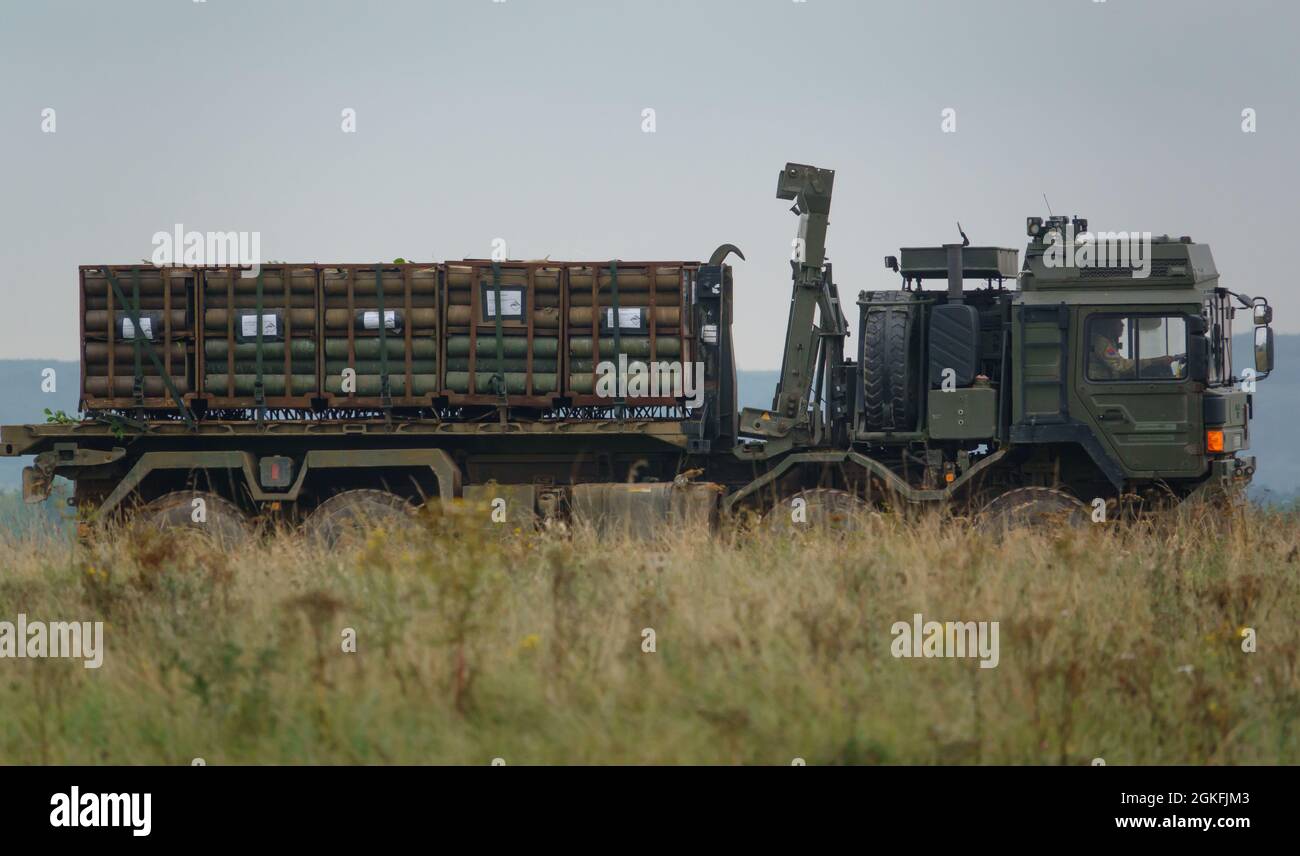 British Army MAN SV 8x8 logistica camion supporto veicolo di utilità in azione su un esercizio militare, Wiltshire Regno Unito Foto Stock