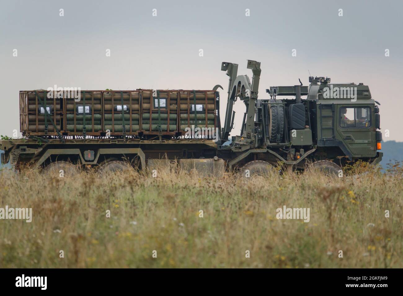 British Army MAN SV 8x8 logistica camion supporto veicolo di utilità in azione su un esercizio militare, Wiltshire Regno Unito Foto Stock