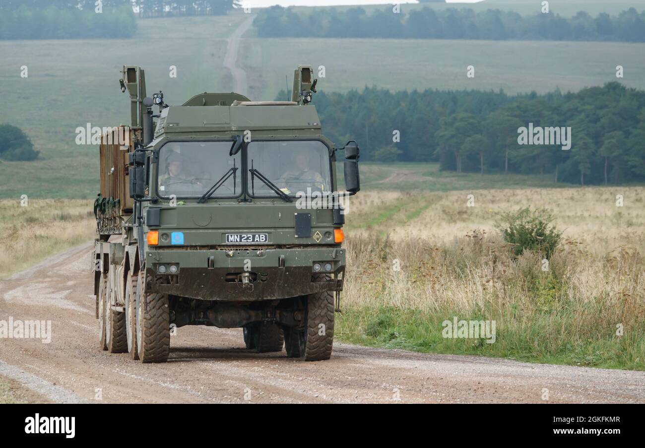 British Army MAN SV 8x8 logistica camion supporto veicolo di utilità in azione su un esercizio militare, Wiltshire Regno Unito Foto Stock