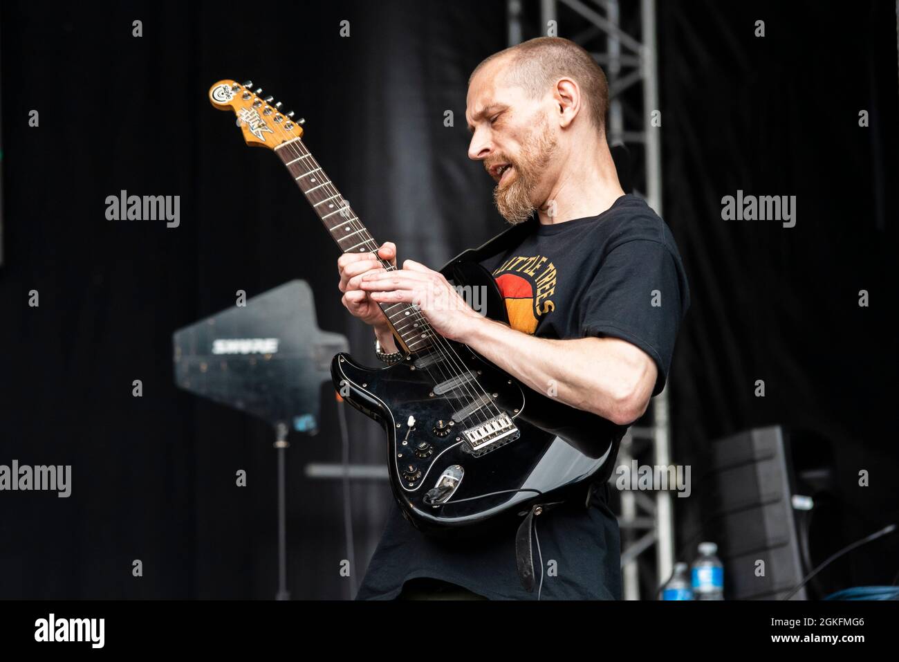 La banda Slim Pickings si esibisce in un festival di concerti musicali a Garon Park, Southend on Sea, Essex, Regno Unito. Chitarrista mancino che suona la chitarra solista Foto Stock