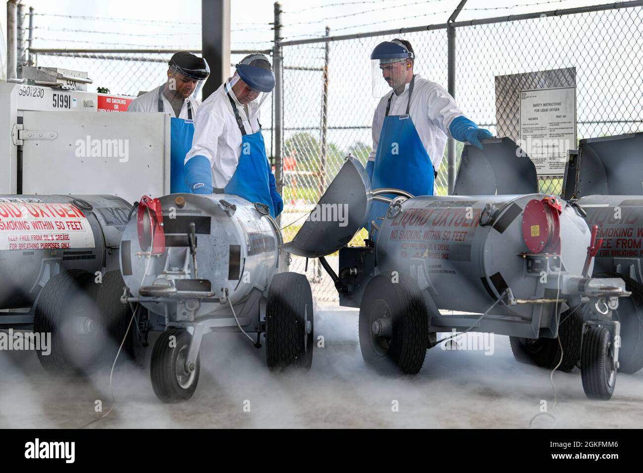 Senior Airman James Palermo, una distribuzione di combustibili Airman assegnato al 910th Logistics Readiness Squadron, Senior Airman Jacob Glasser e Airman 1st Class Jesse Mayo, entrambi distribuzione di combustibili Airmen assegnati al 628th LRS, riempire serbatoi di ossigeno liquido il 9 aprile 2021, a Joint base Charleston, South Carolina. I Citizen Airmen di Reserve con il 910th LRS hanno viaggiato dalla stazione di riserva aerea di Youngstown, Ohio, a JB Charleston per condurre la formazione su un'installazione attiva per assicurarsi che restino pronti per i combattimenti. Foto Stock