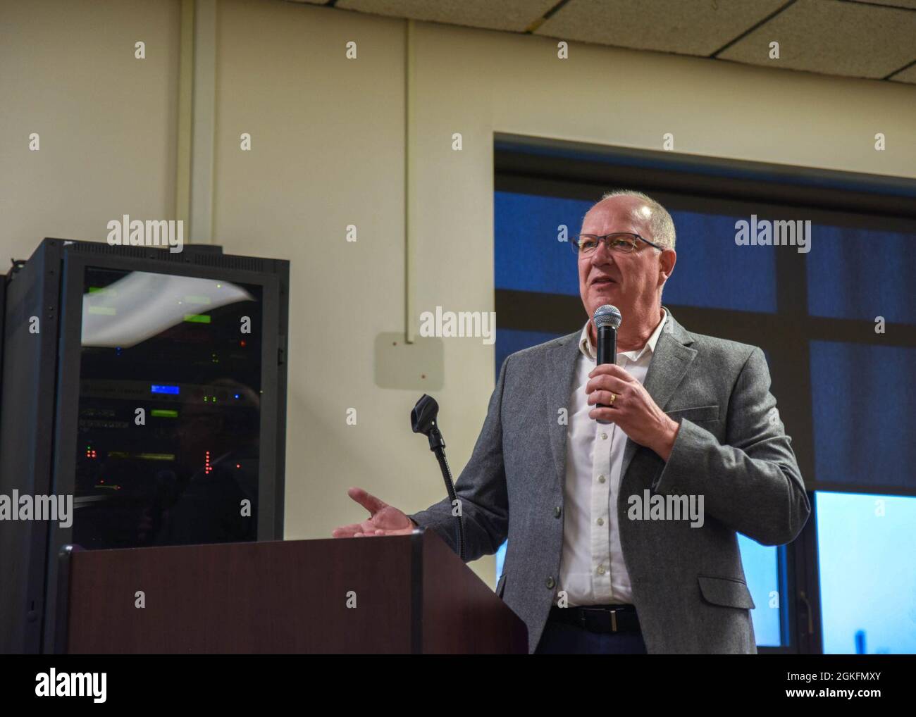 Il Dr. Bruce Blumer, direttore del programma di dottorato dell'Università di Sioux Falls, dà un sermone come oratore ospite durante la colazione di preghiera il 10 aprile 2021 a Joe Foss Field, South Dakota. La National Prayer Breakfast è un evento annuale che migliora la forma spirituale di Airmen. Foto Stock