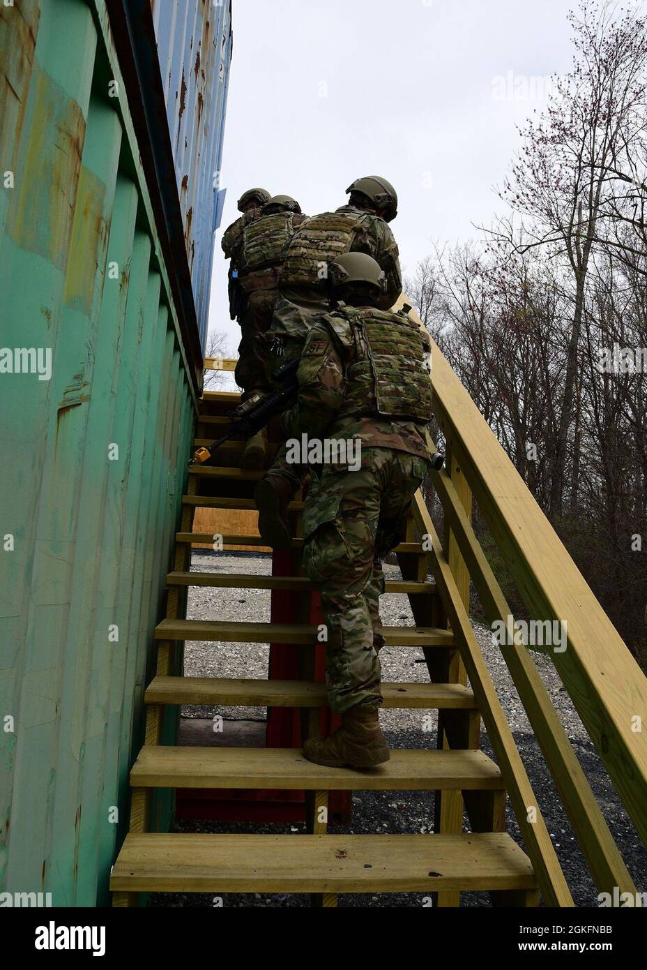 Gli airmen con il 105th base Defence squadron conducono i trapani di combattimento vicini alla base della Guardia Nazionale dell'aria di Stewart il 10 aprile 2021. Foto Stock