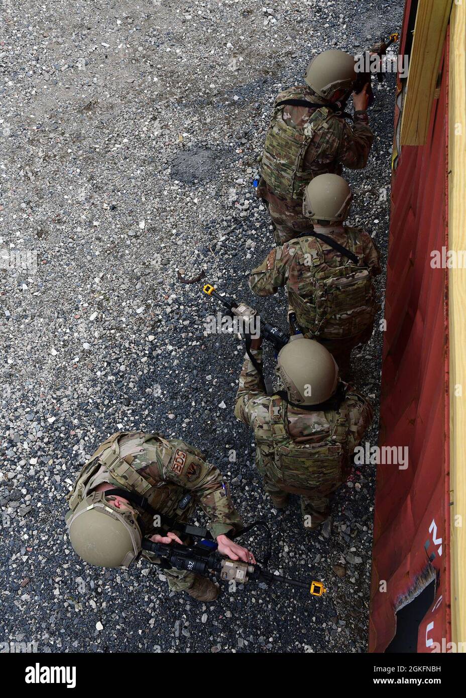 Gli airmen con il 105th base Defence squadron conducono i trapani di combattimento vicini alla base della Guardia Nazionale dell'aria di Stewart il 10 aprile 2021. Foto Stock