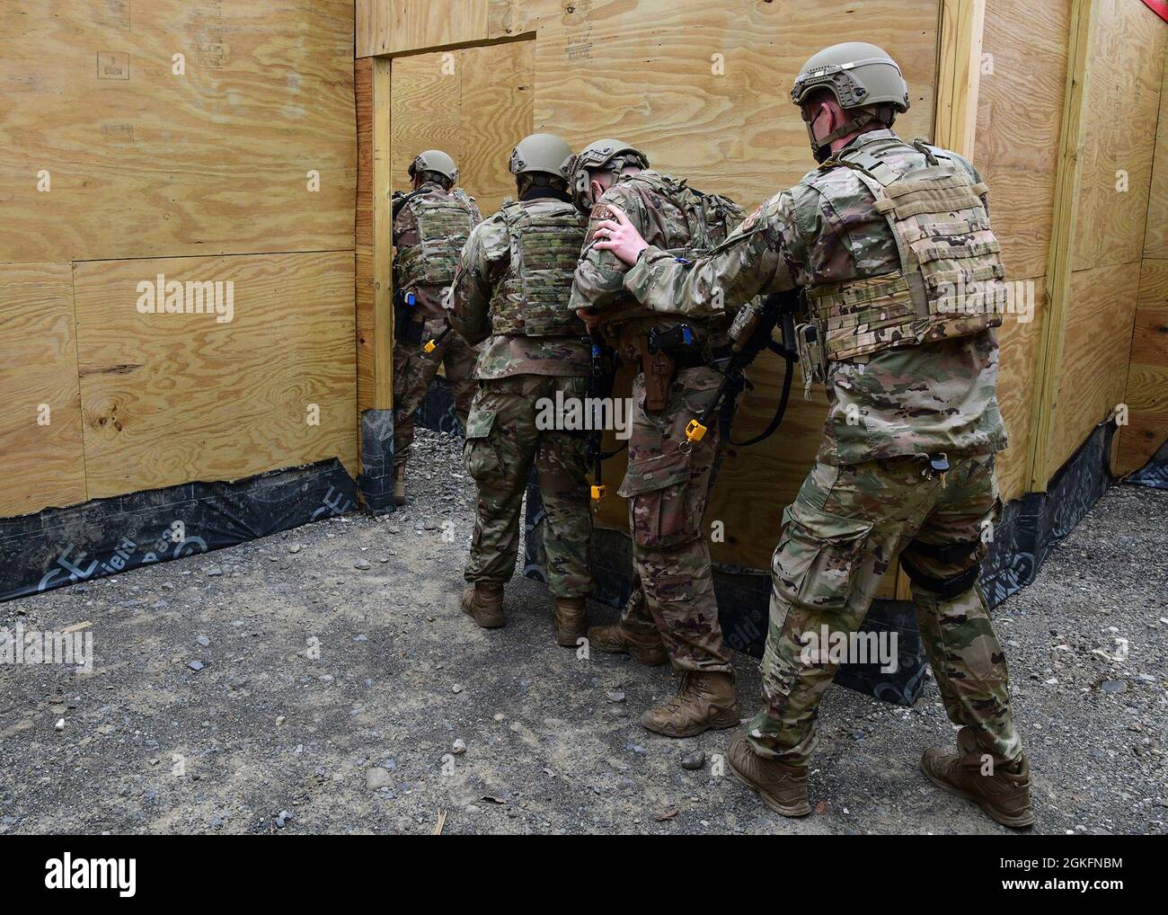 Gli airmen con il 105th base Defence squadron conducono i trapani di combattimento vicini alla base della Guardia Nazionale dell'aria di Stewart il 10 aprile 2021. Foto Stock