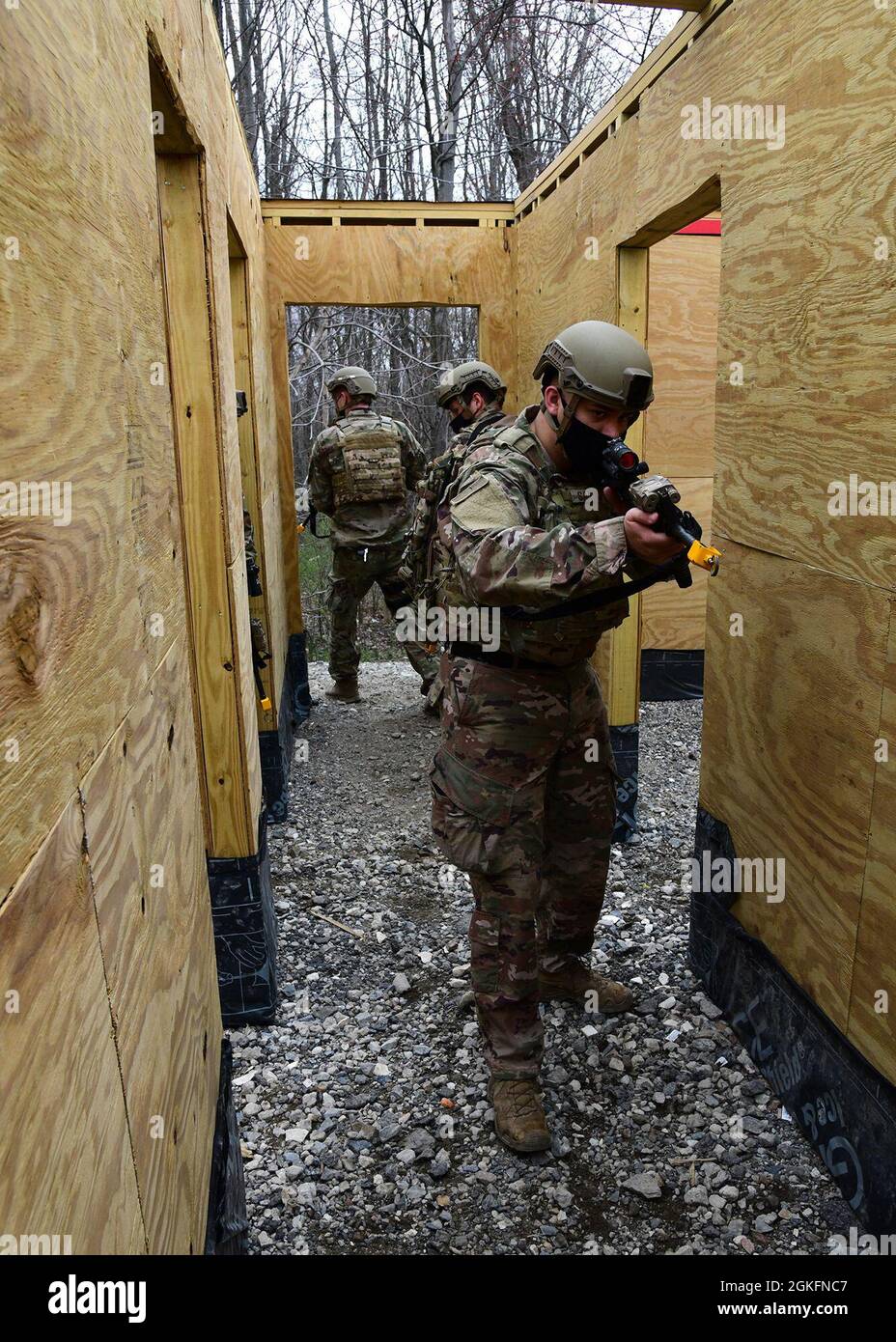 Gli airmen con il 105th base Defence squadron conducono i trapani di combattimento vicini alla base della Guardia Nazionale dell'aria di Stewart il 10 aprile 2021. Foto Stock