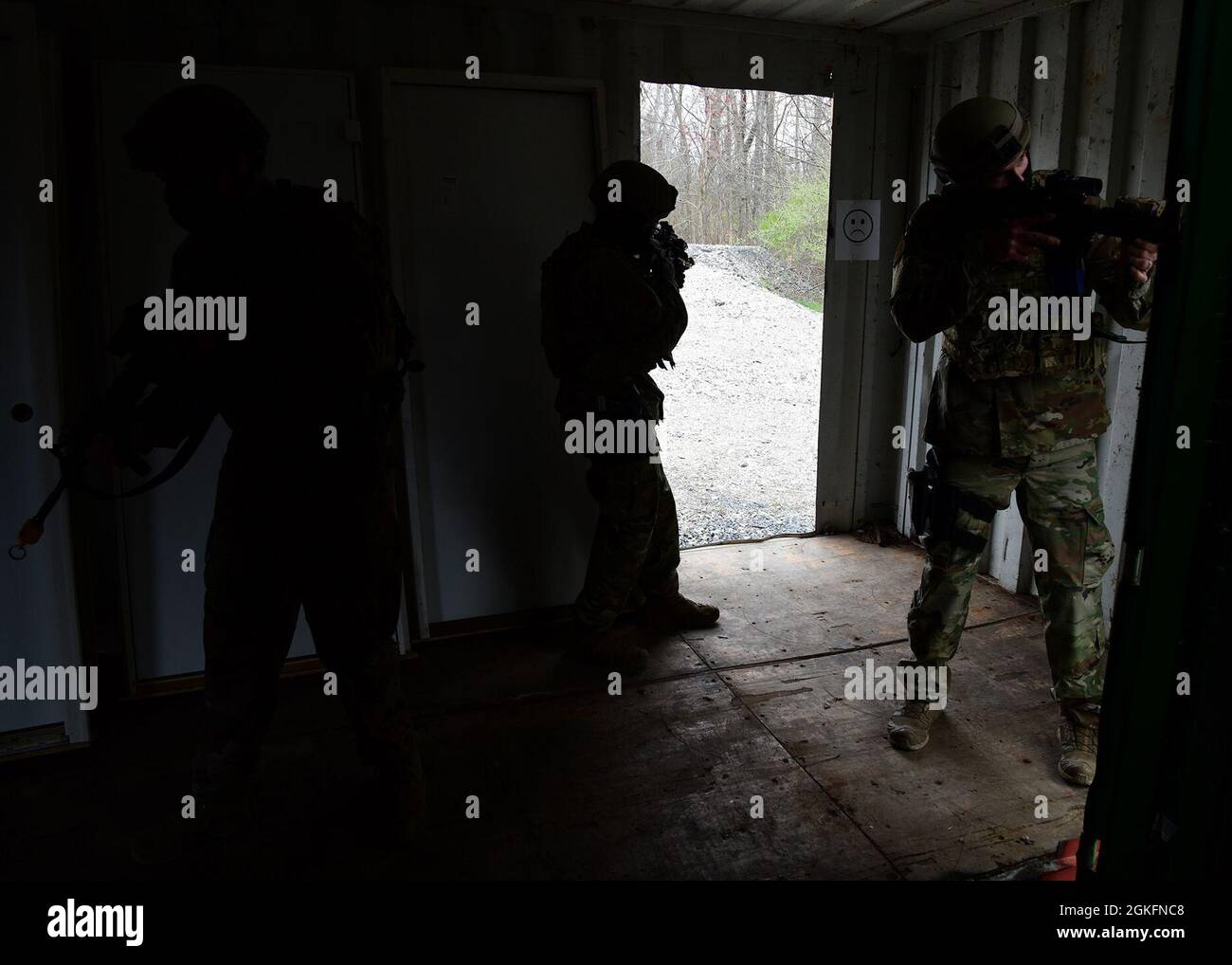 Gli airmen con il 105th base Defence squadron conducono i trapani di combattimento vicini alla base della Guardia Nazionale dell'aria di Stewart il 10 aprile 2021. Foto Stock