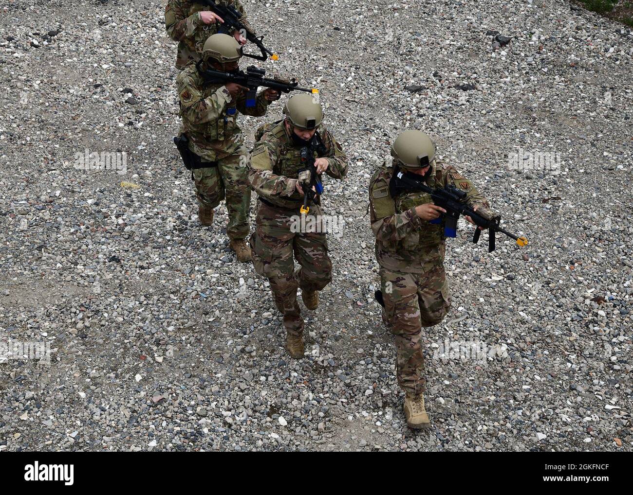 Gli airmen con il 105th base Defence squadron conducono i trapani di combattimento vicini alla base della Guardia Nazionale dell'aria di Stewart il 10 aprile 2021. Foto Stock