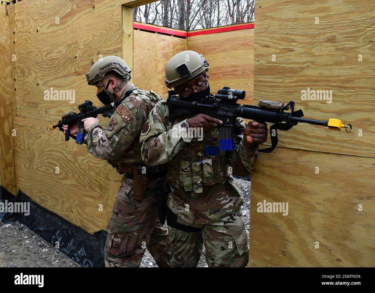 Gli airmen con il 105th base Defence squadron conducono i trapani di combattimento vicini alla base della Guardia Nazionale dell'aria di Stewart il 10 aprile 2021. Foto Stock
