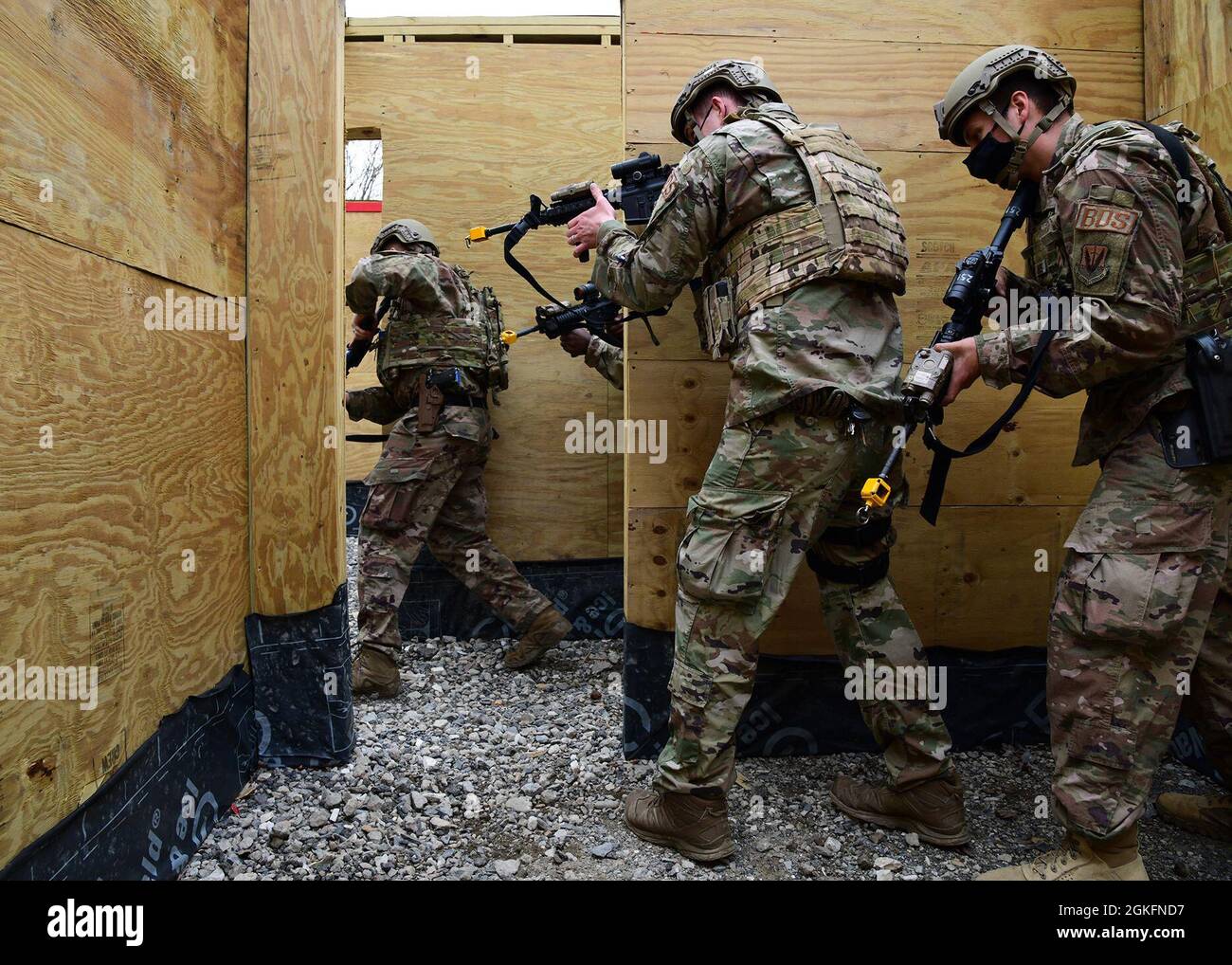 Gli airmen con il 105th base Defence squadron conducono i trapani di combattimento vicini alla base della Guardia Nazionale dell'aria di Stewart il 10 aprile 2021. Foto Stock