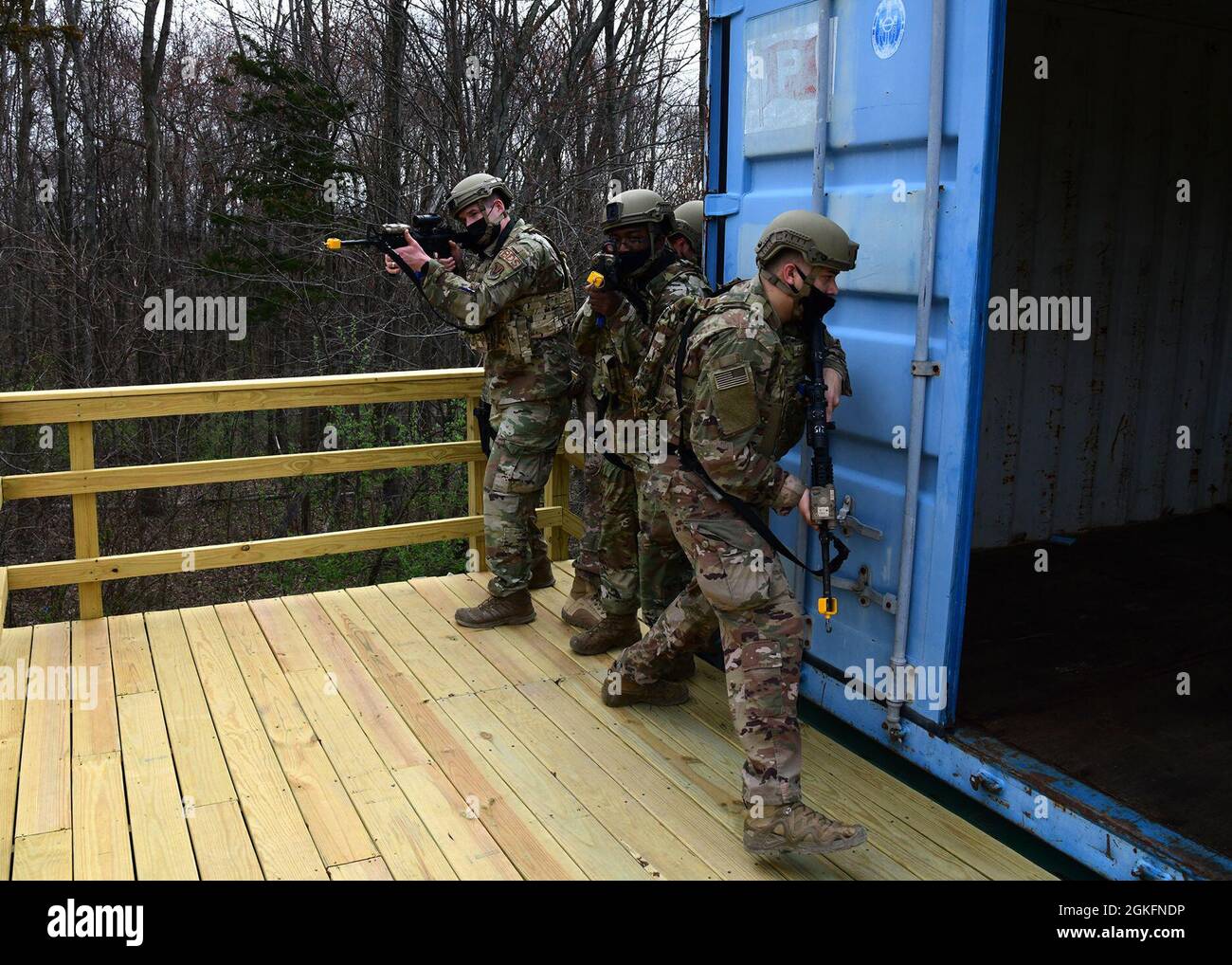 Gli airmen con il 105th base Defence squadron conducono i trapani di combattimento vicini alla base della Guardia Nazionale dell'aria di Stewart il 10 aprile 2021. Foto Stock