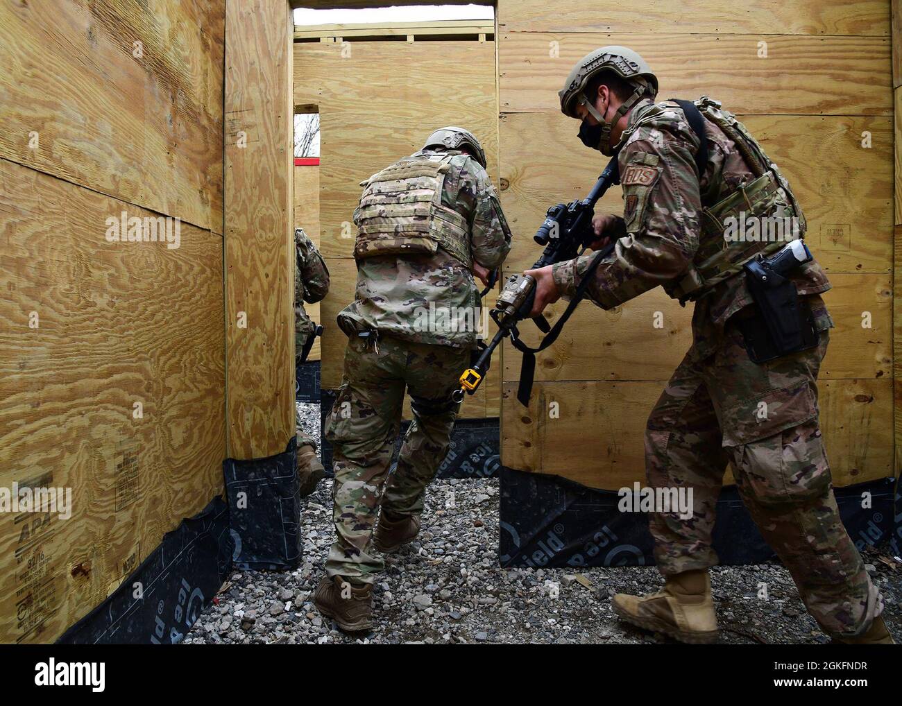 Gli airmen con il 105th base Defence squadron conducono i trapani di combattimento vicini alla base della Guardia Nazionale dell'aria di Stewart il 10 aprile 2021. Foto Stock