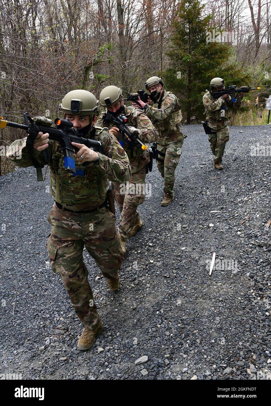 Gli airmen con il 105th base Defence squadron conducono i trapani di combattimento vicini alla base della Guardia Nazionale dell'aria di Stewart il 10 aprile 2021. Foto Stock