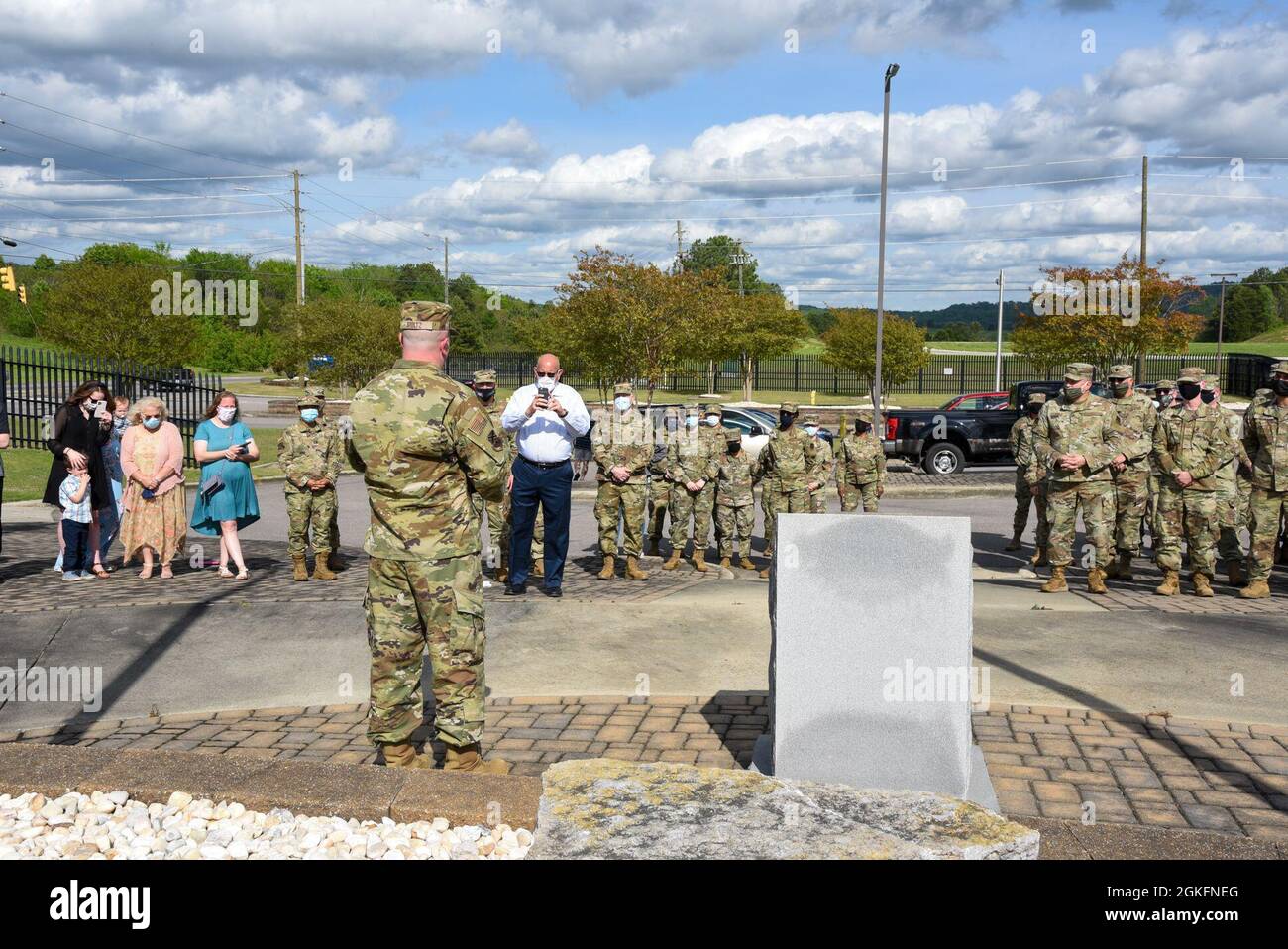 U.S. Air National Guard Tech. SGT. Joshua Stoltz riceve la sua commissione, avanzando a 2nd Lt., ingegnere bioambientale all'Air Park, Sumpter Smith Joint National Guard base, 10 aprile 2021. Foto Stock