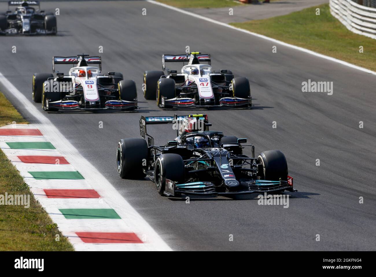77 BOTTAS Valtteri (fin), Mercedes AMG F1 GP W12 e Performance, 09 MAZEPIN Nikita (rus), Haas F1 Team VF-21 Ferrari, 47 SCHUMACHER Mick (ger), Haas F1 Team VF-21 Ferrari, in azione durante la Formula 1 Heineken Gran Premio D?italia 2021, Gran Premio d'Italia, 14° round del Campionato del mondo FIA di Formula uno 2021 dal 9 al 12 settembre 2021 sull'Autodromo Nazionale di Monza, a Monza, Italia - Foto: DPPI/DPPI/LiveMedia Foto Stock