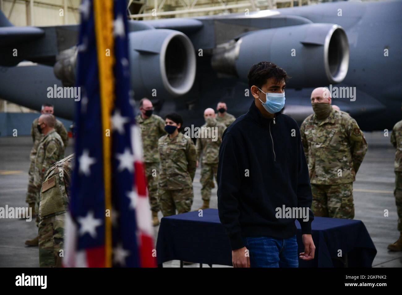 David Leiladhar, un nuovo membro della 105° Ala Airlift, partecipa a una cerimonia di ascolto il 10 aprile 2021, presso la base della Guardia Nazionale Stewart Air di Newburgh, New York. Una cerimonia congiunta per il Leiladhar e suo padre è stata tenuta per evidenziare la circostanza unica di entrambi gli uomini che prestano servizio nell'aeronautica. Foto Stock