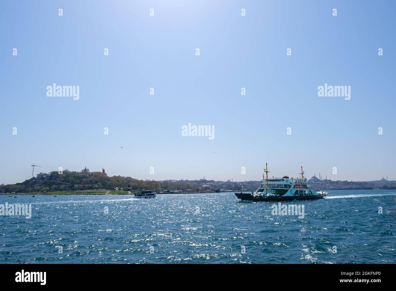 Istanbul, Turchia - 04.29.2021: Un traghetto con automobili e veicoli che si spostano sul Mar di Marmara e il sole splende in aria libera con il trasporto dello spazio di copia Foto Stock